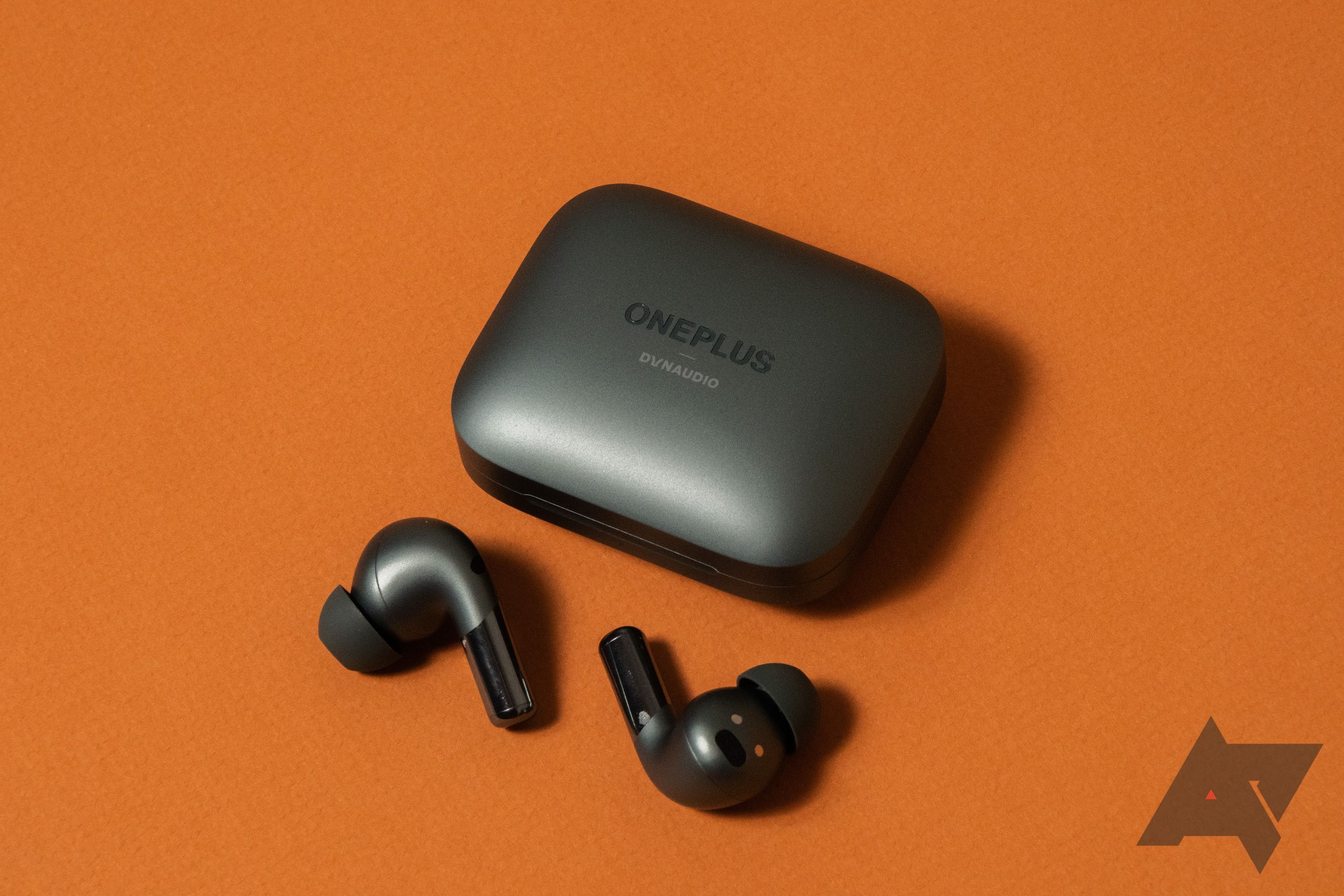 oneplus-buds-pro-2-out-of-case-1