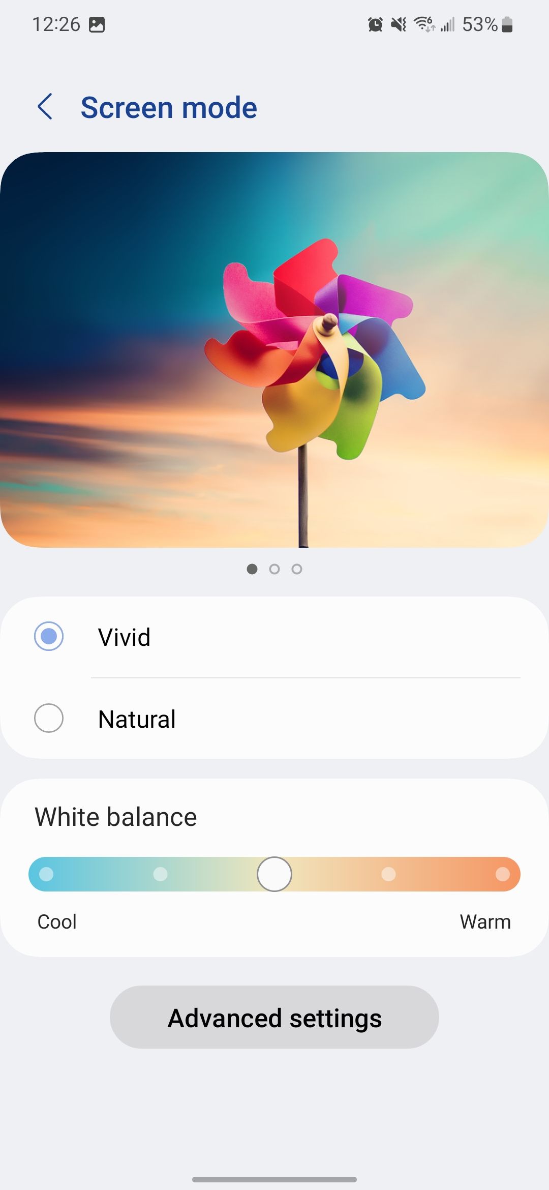 Mode pengaturan warna dalam One UI, dengan Vivid dipilih