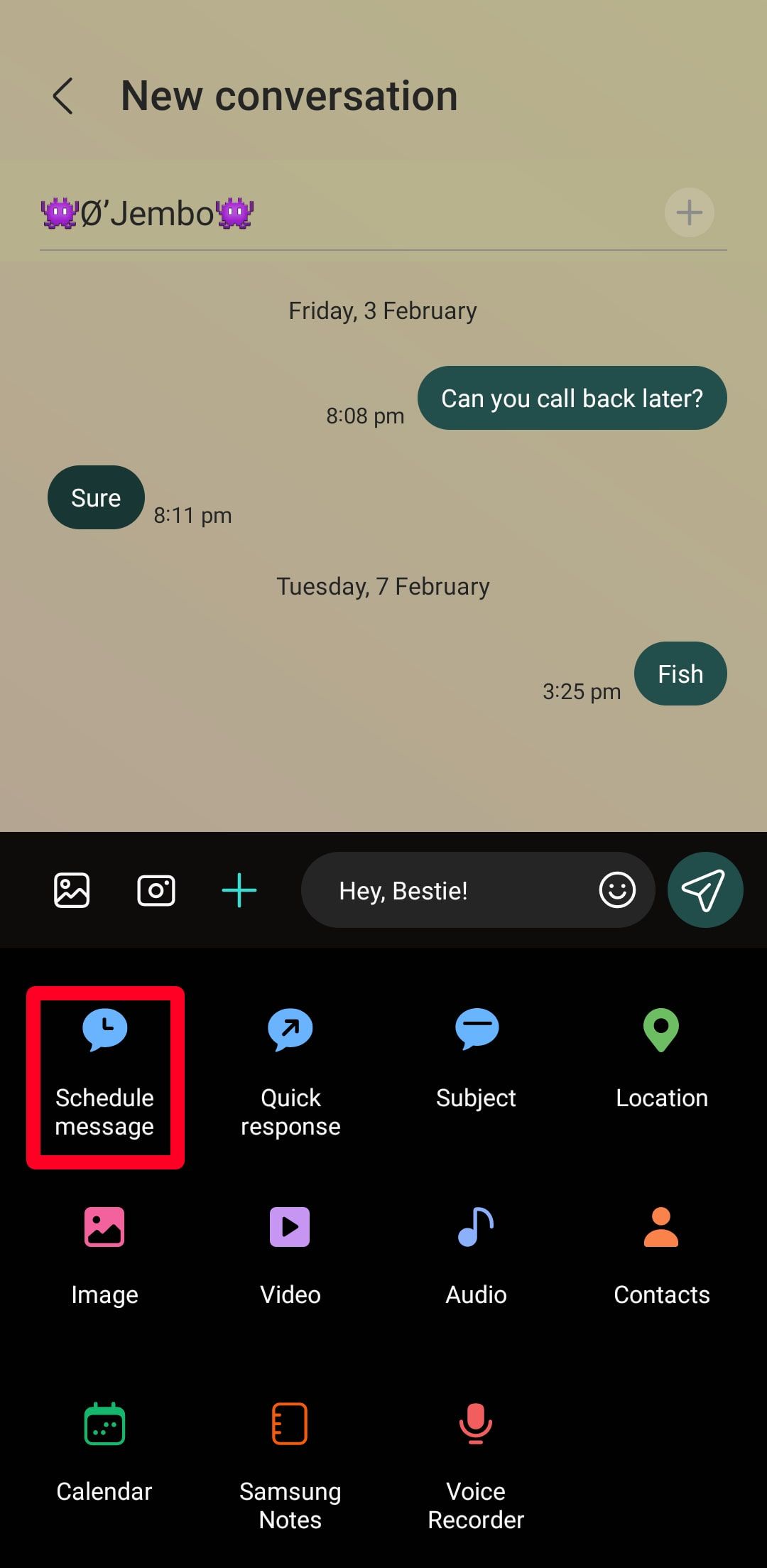Memilih opsi Jadwalkan pesan di aplikasi Samsung Messages