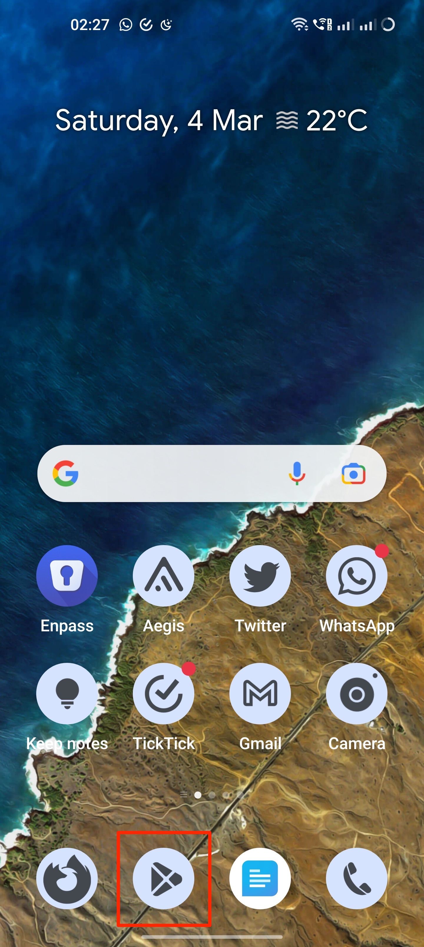 Android home screen with Play Store highlighted