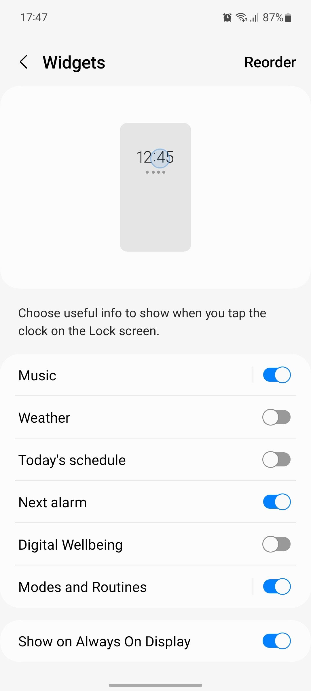 The lock screen widgets settings on a Samsung phone