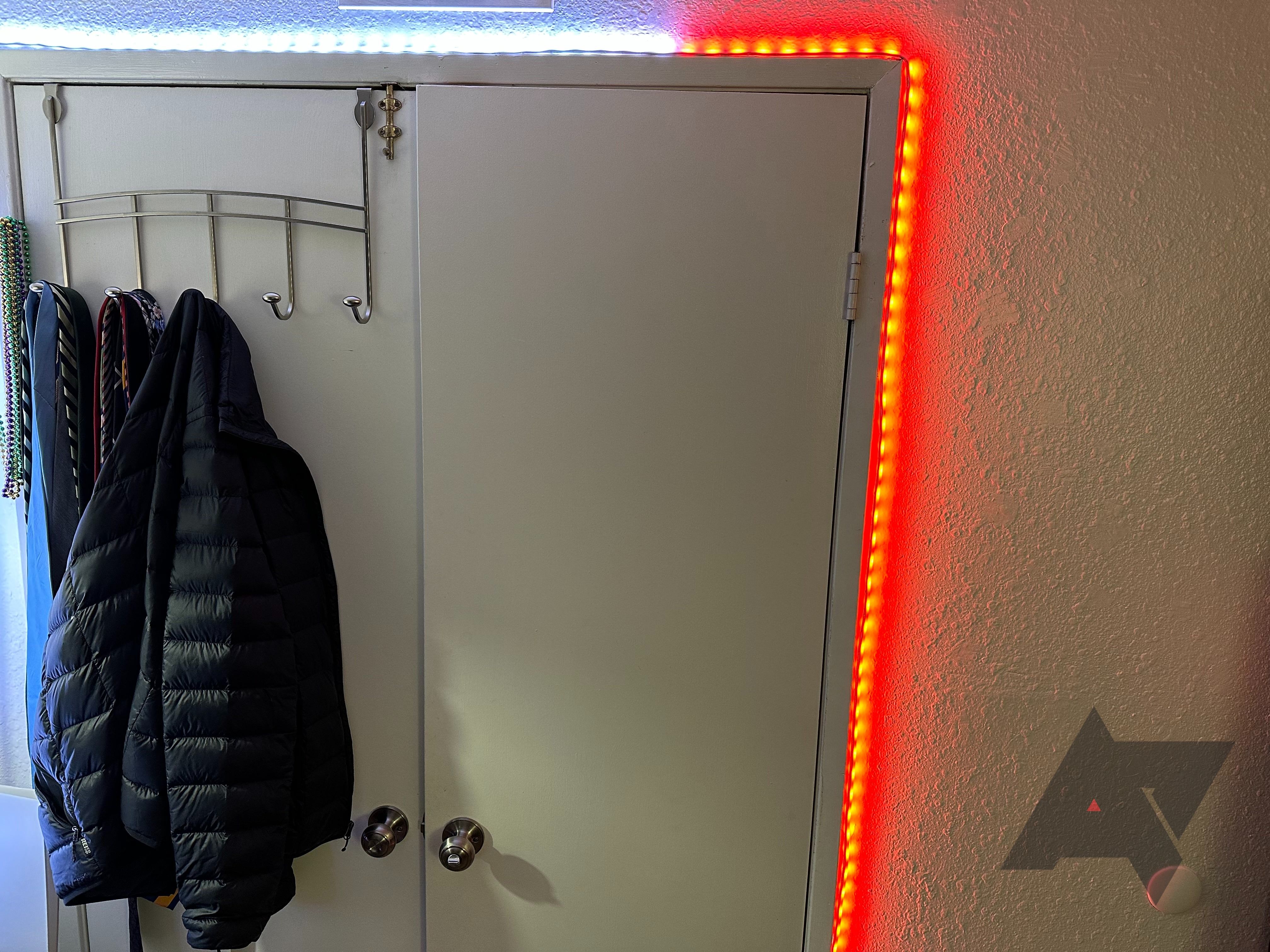 Faixa de luz inteligente Cync Full Color Dynamic Effects da GE enrolada em uma moldura de porta, com aparência vermelha e branca