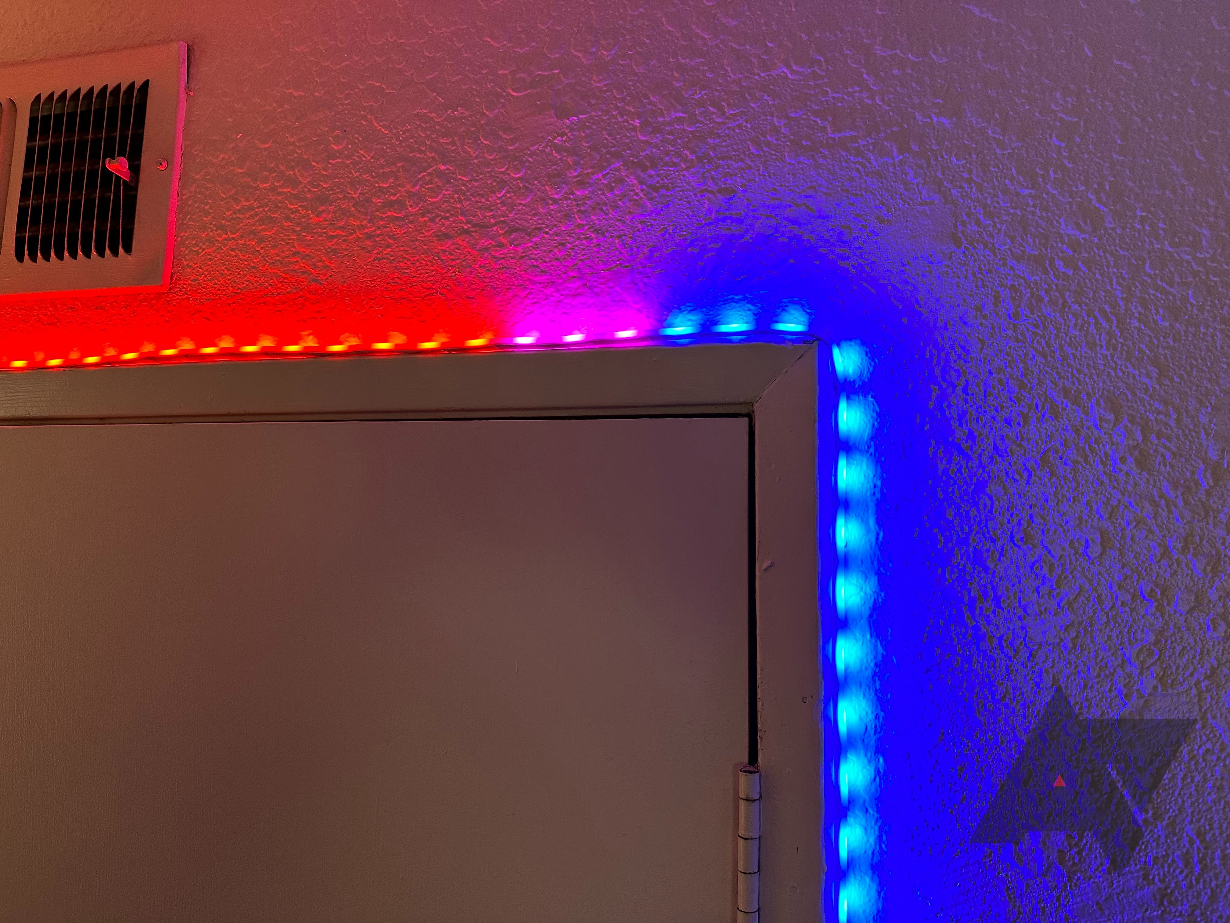 Faixa de luz inteligente Cync Full Color Dynamic Effects da GE enrolada em uma moldura de porta