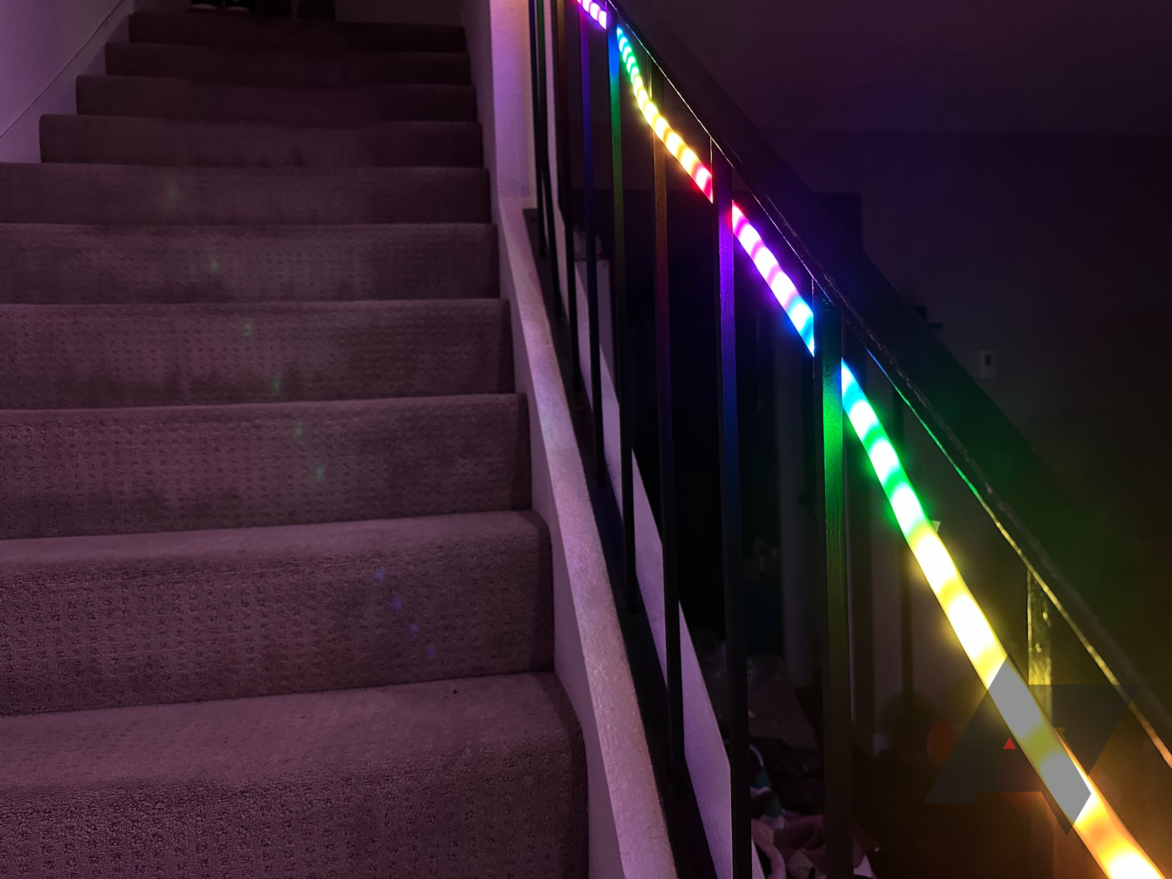 Faixa de luz inteligente Cync Full Color Dynamic Effects da GE subindo uma escada