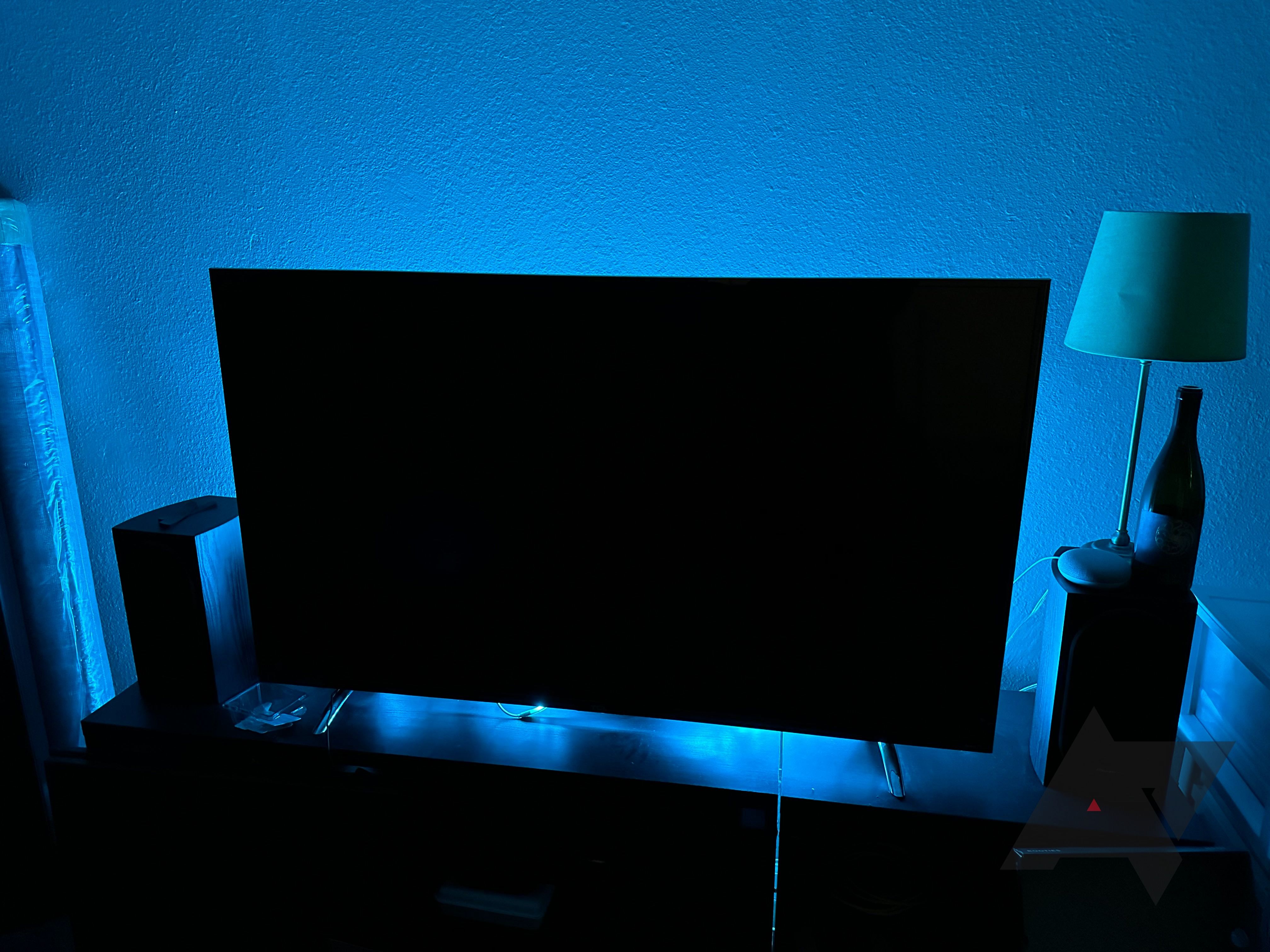 Faixa de luz inteligente Cync Full Color Dynamic Effects da GE brilhando atrás de uma TV