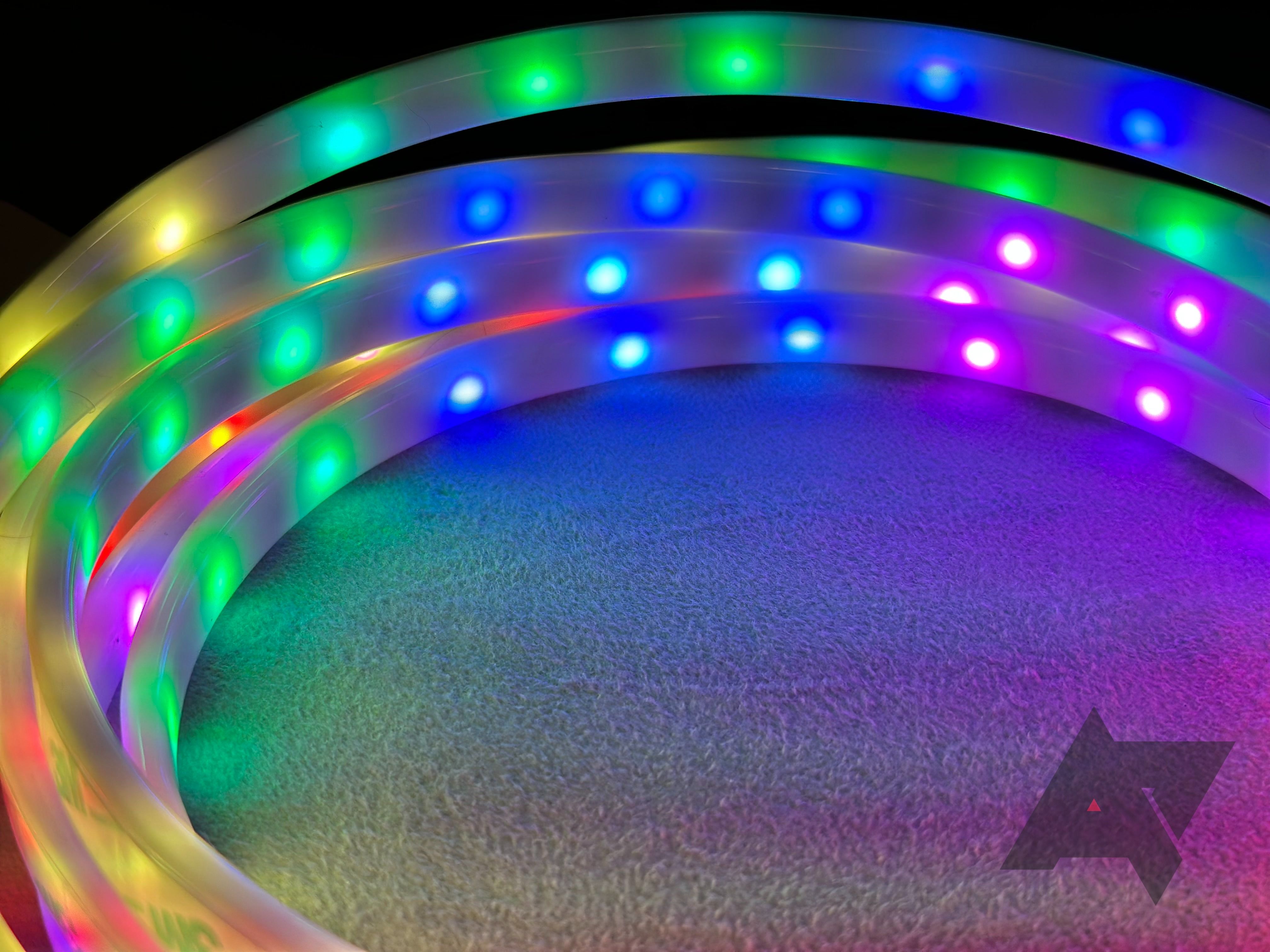 Faixa de luz inteligente Cync Full Color Dynamic Effects da GE enrolada, com luzes RGB acesas