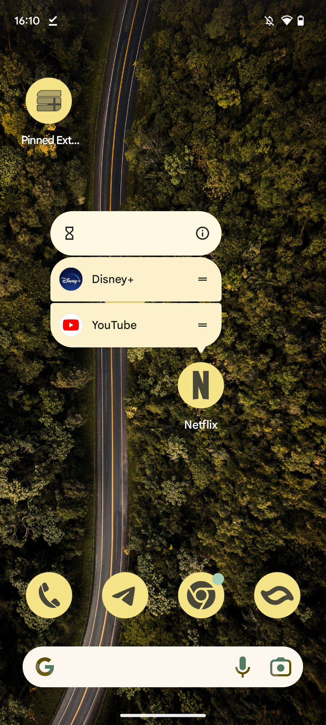 Captura de tela da tela inicial do Pixel Launcher, com o novo ícone temático do Netflix e seus atalhos