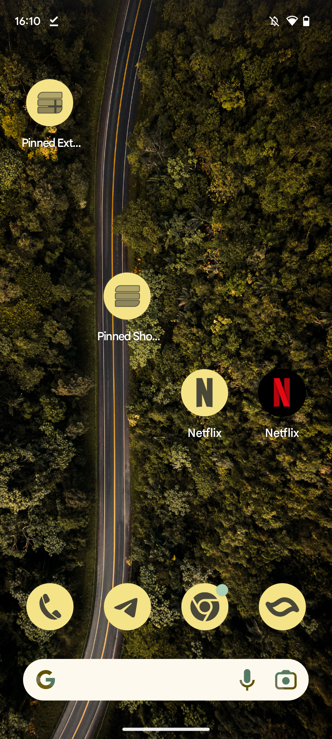 Captura de tela da tela inicial do Pixel Launcher, com o novo ícone temático do Netflix e o ícone normal do Netflix um ao lado do outro