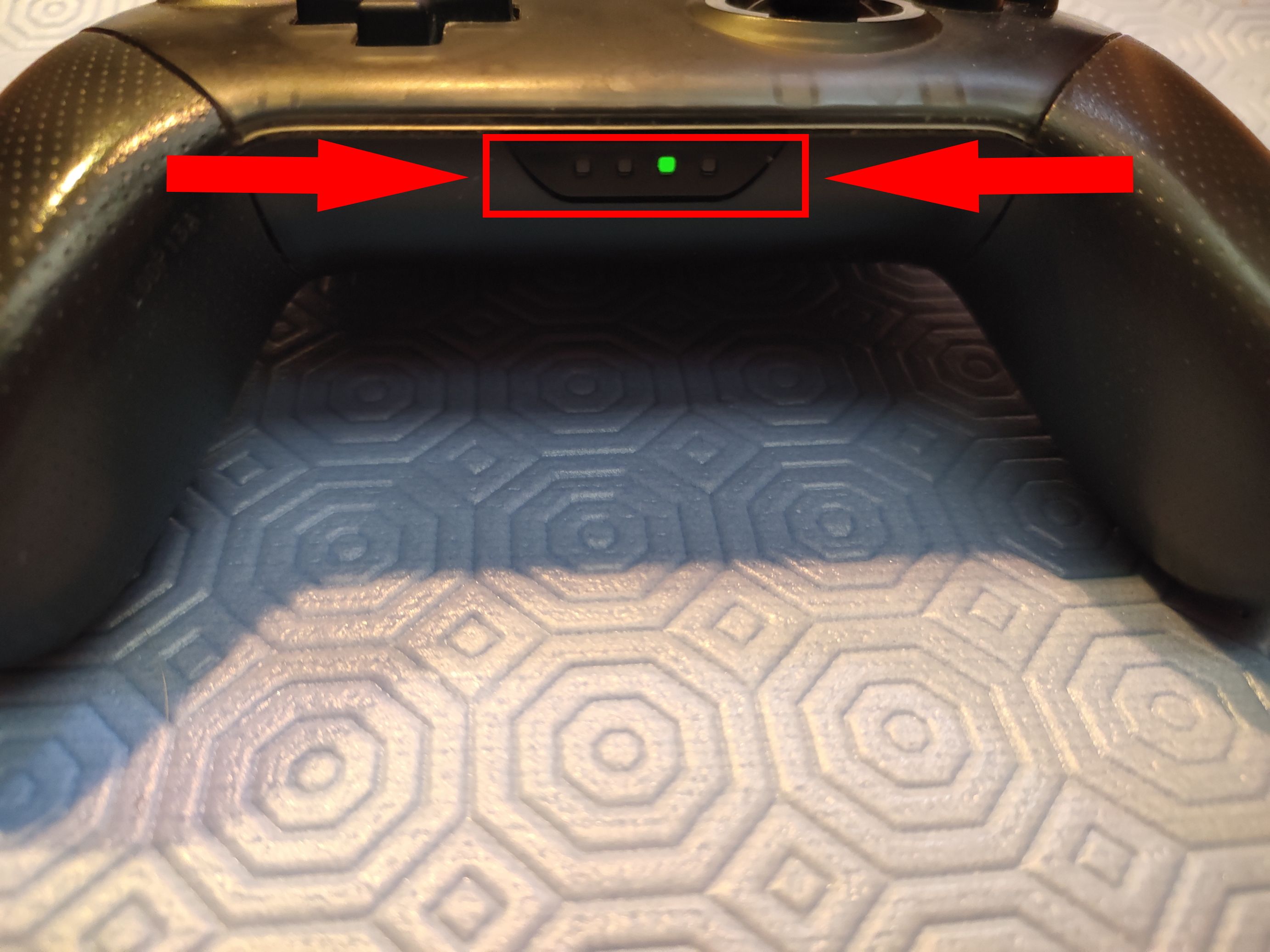 Фотография мигающих индикаторов (во время сопряжения) контроллера Nintendo Switch Pro.