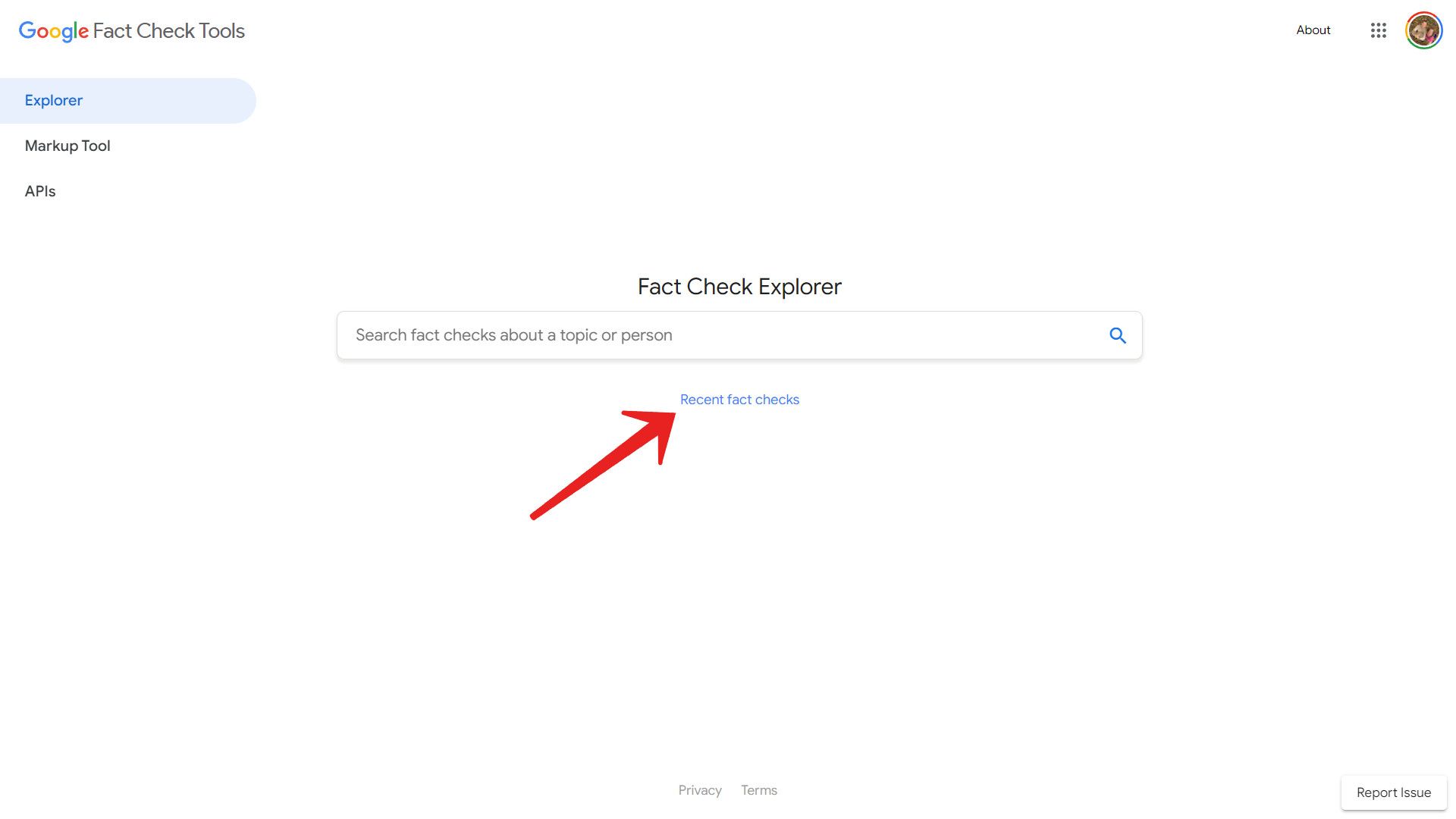 Uma captura de tela do Google Fact Check Explorer com uma seta apontando para o link Recent fact checks.