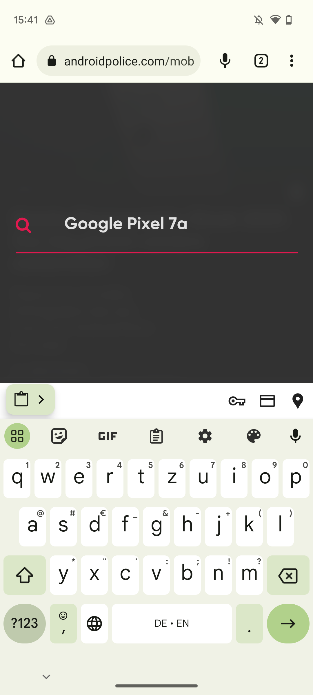 Screenshot of Android 14 Beta 2's new minimized clipboard overlay, showing up at the top left of the on-screen keyboard