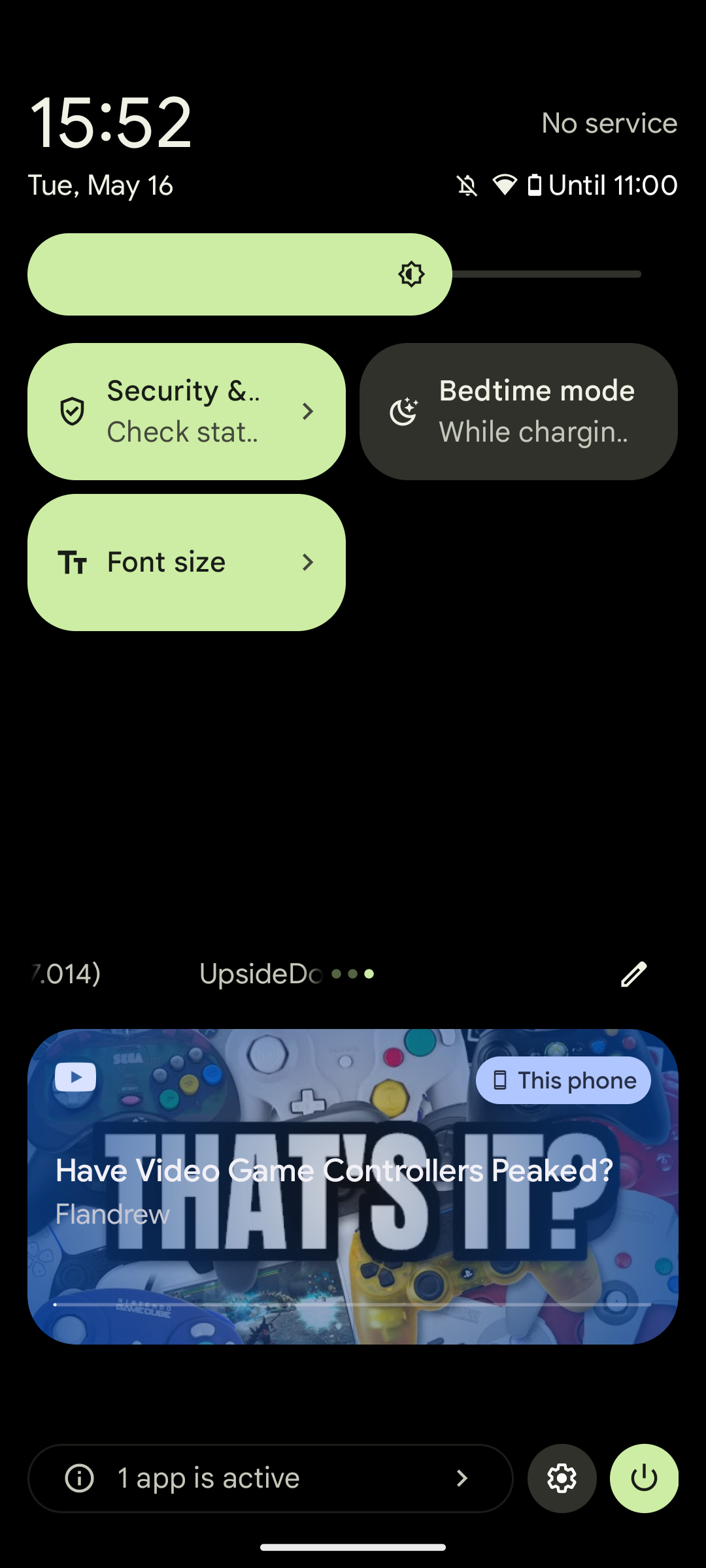 Screenshot showing the new Font Size quick settings toggle in the notification shade on Android 14 Beta 2 in smaller font