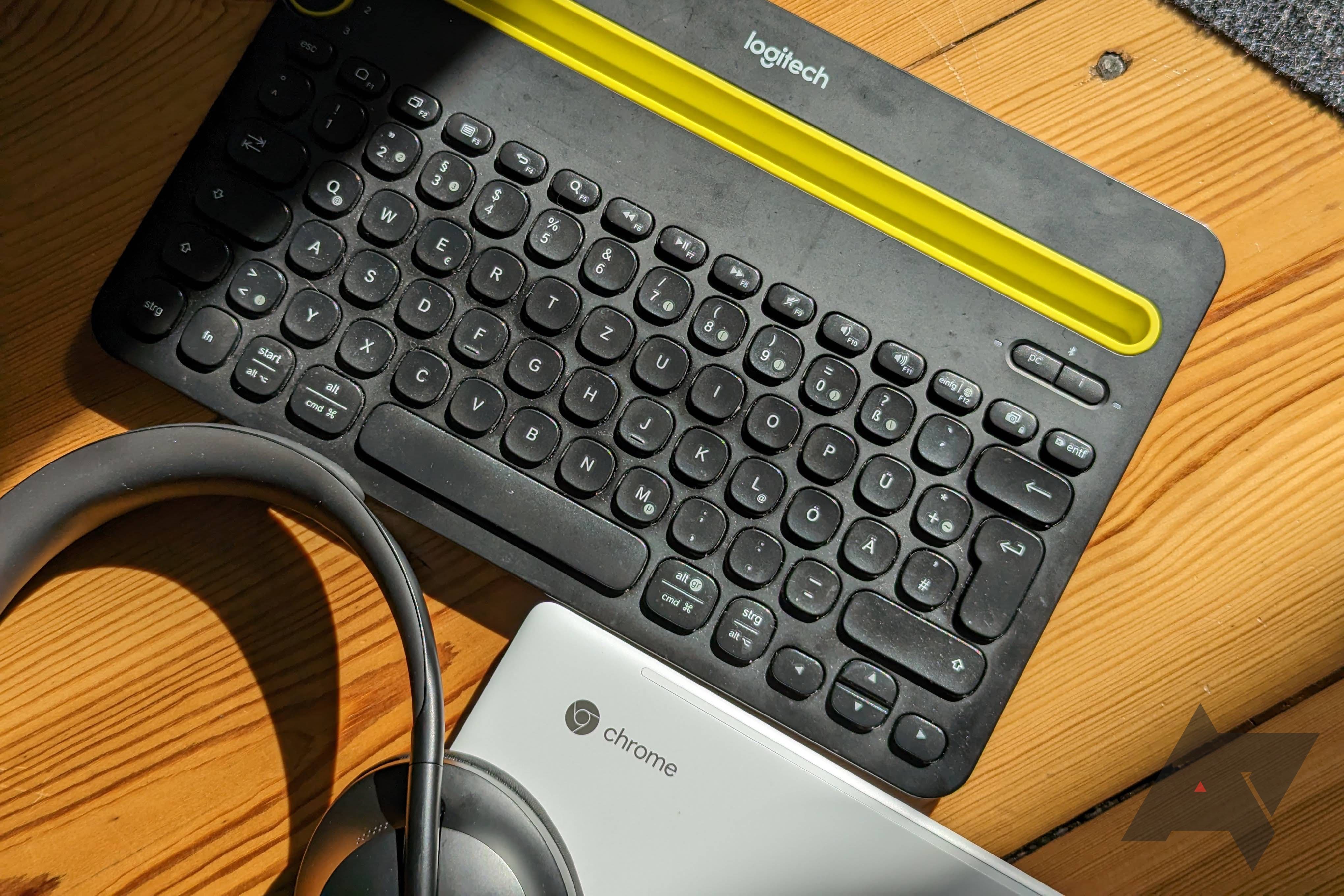 chromebook-keyboard-headphones