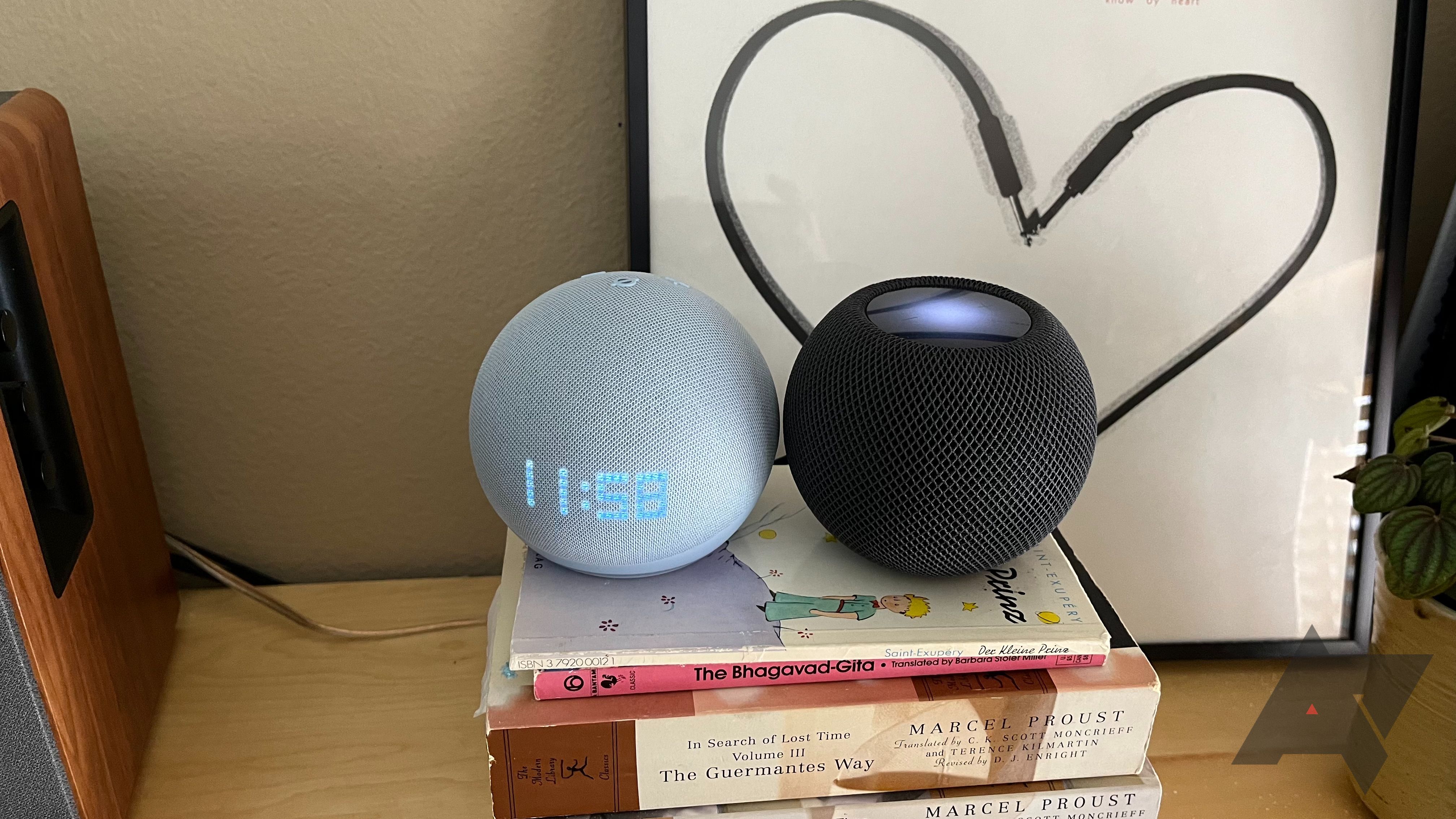 HomePod Mini ao lado do Amazon Echo Dot