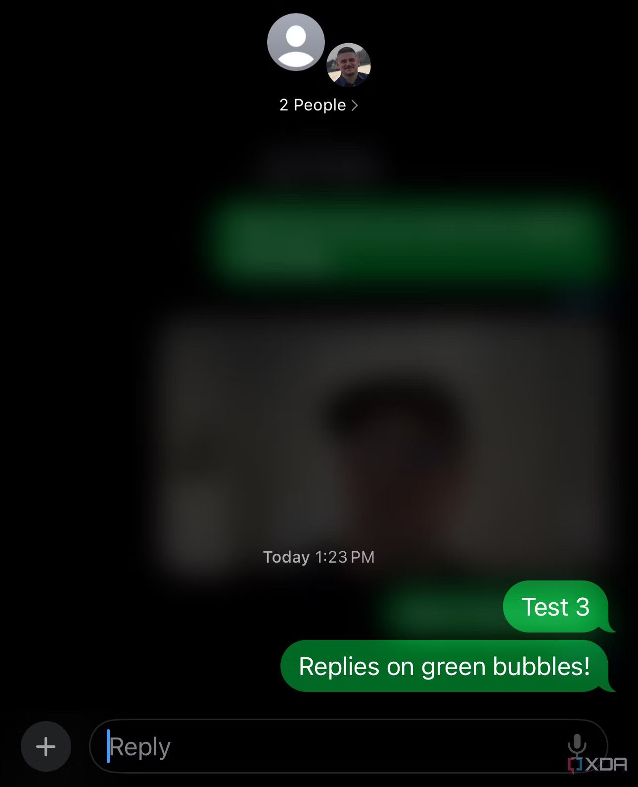 Στιγμιότυπο οθόνης της εφαρμογής iMessage iOS 17 που δείχνει ένα νήμα μηνυμάτων με πράσινες φυσαλίδες