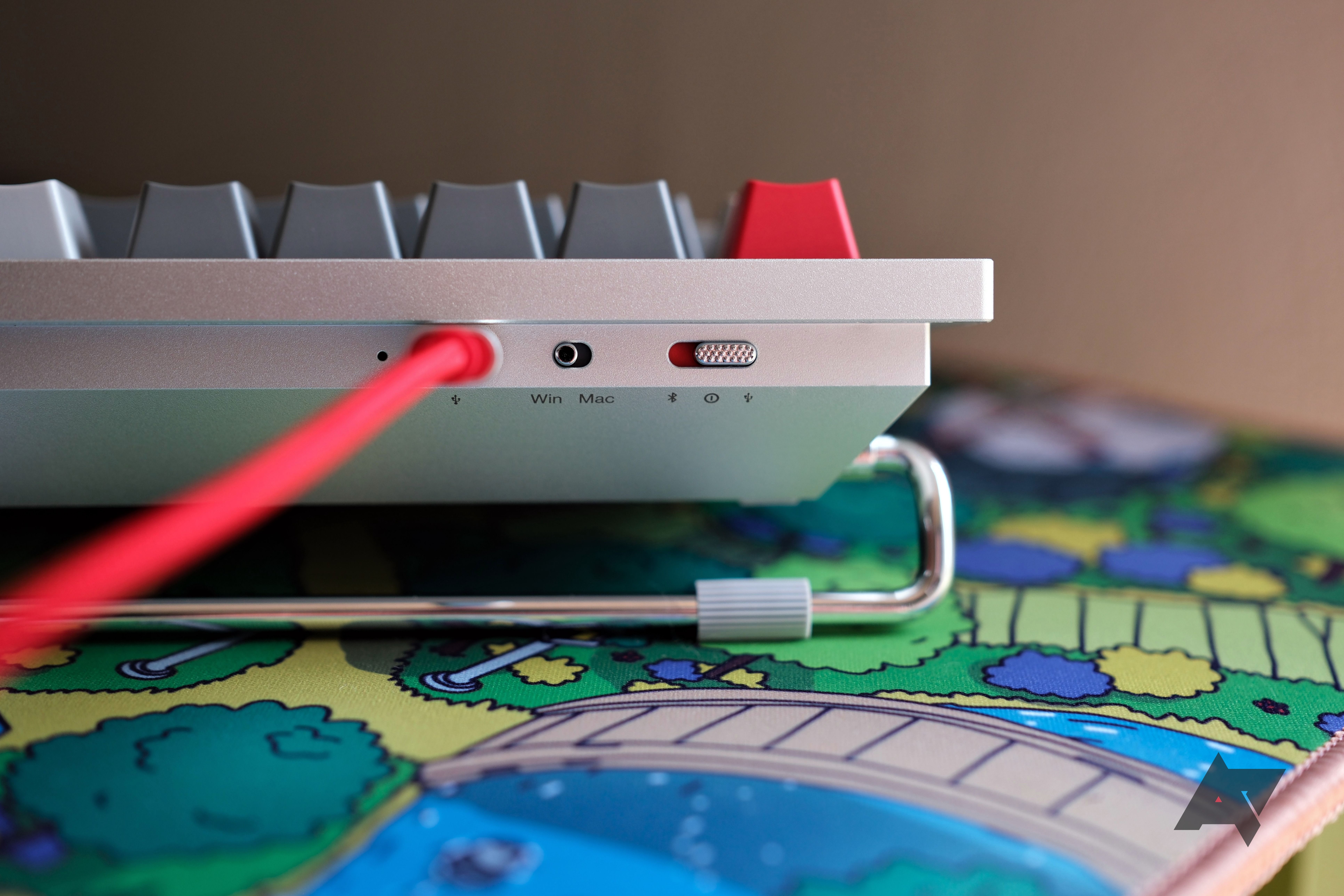 OnePlus Keyboard 81 Pro mengulas kabel bluetooth