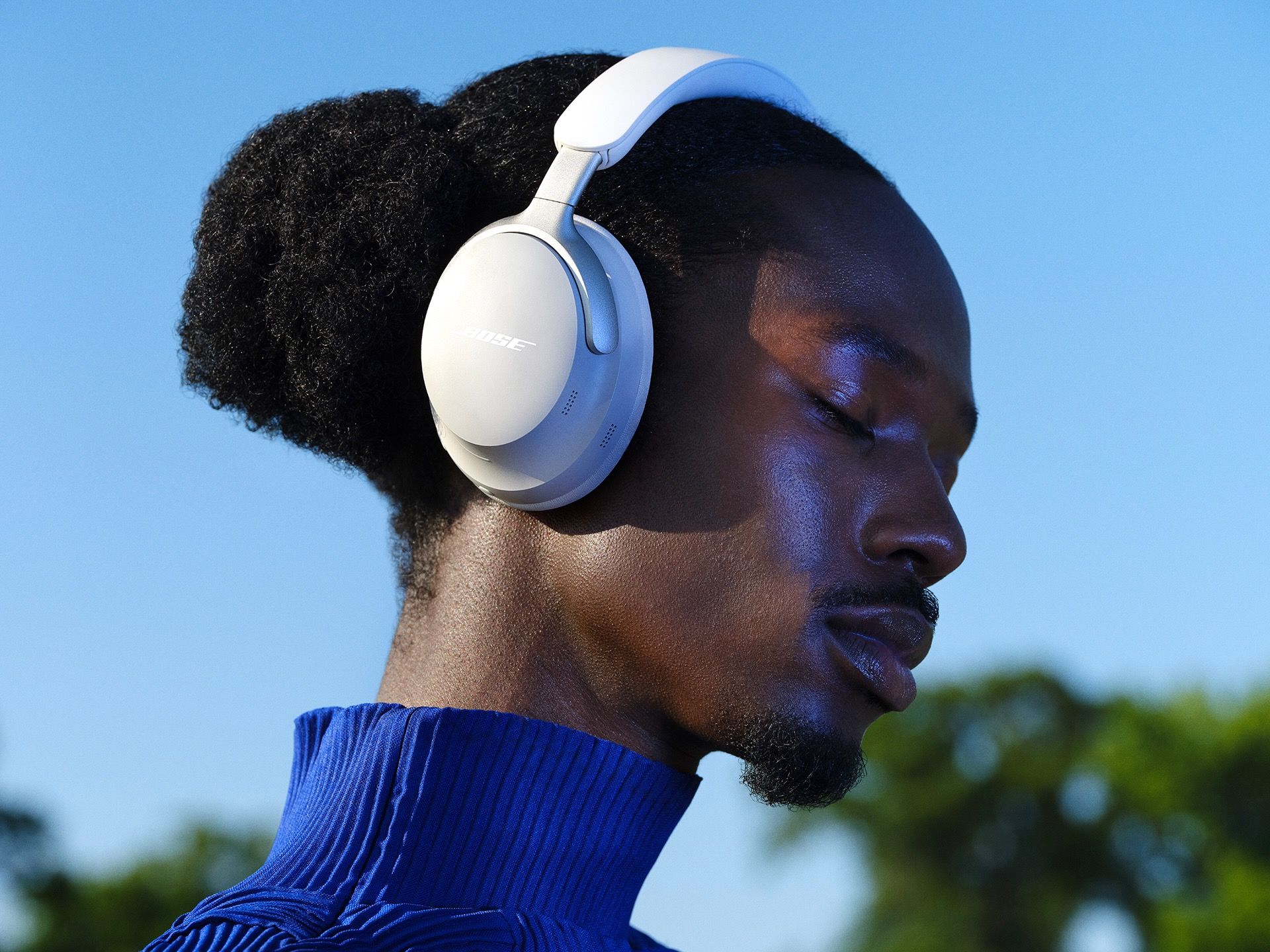 bose-quietcomfort-ultra-headphones-light-lifestyle