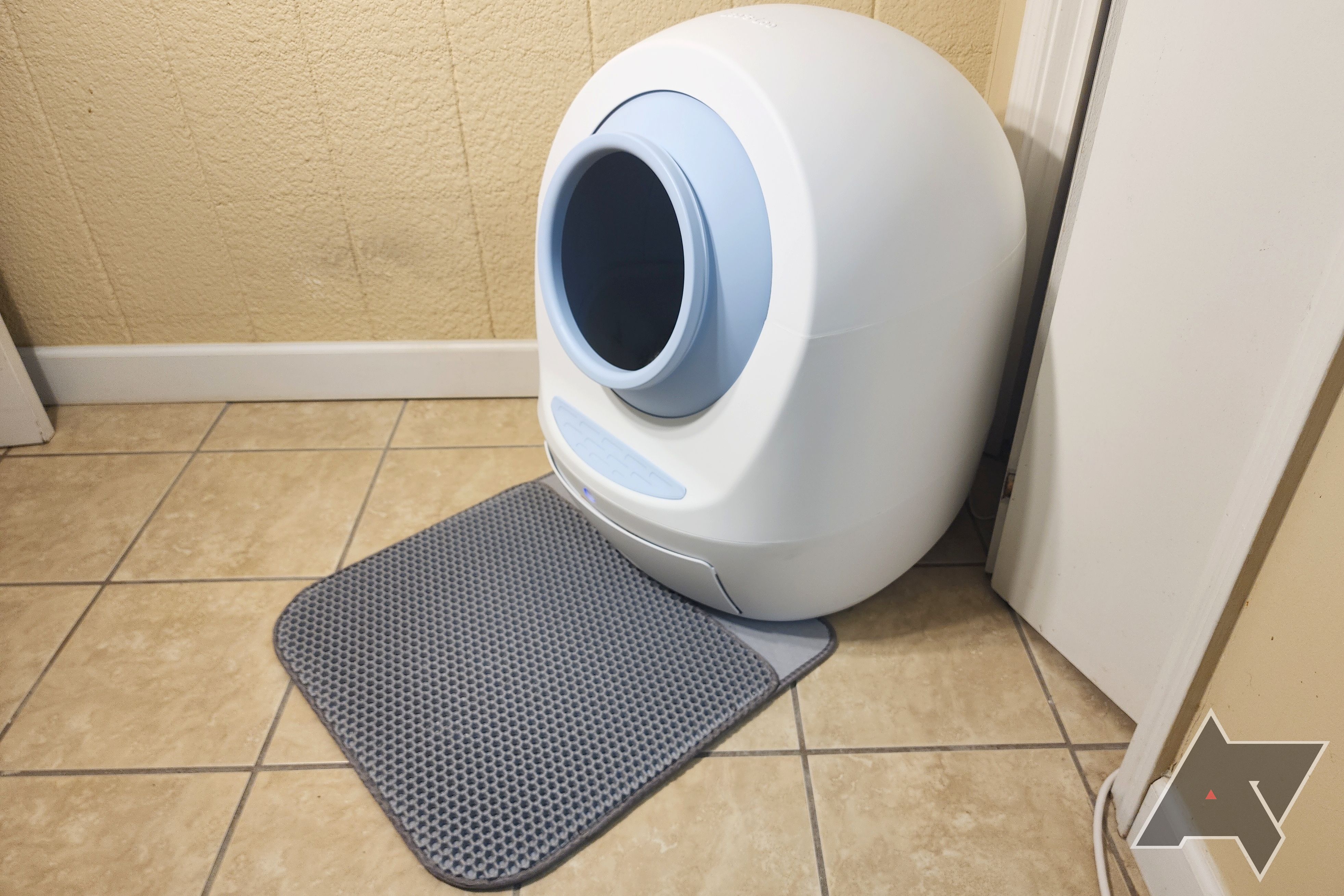 Leo's Bathroom bathroom Too Dapper Self-Cleansing Litter Box angled look with litter mat
