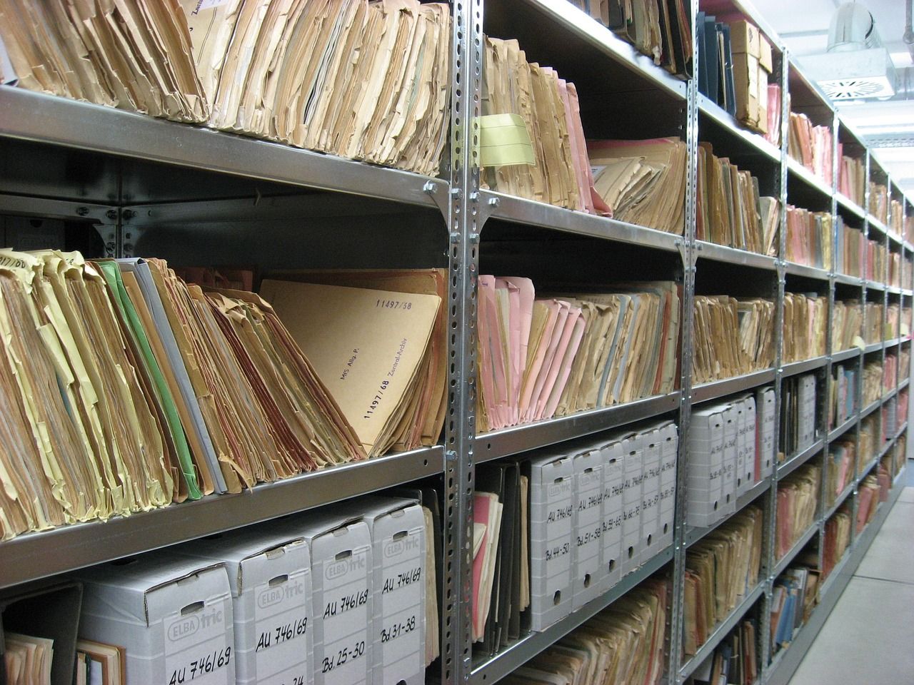 Bodily archive with folders