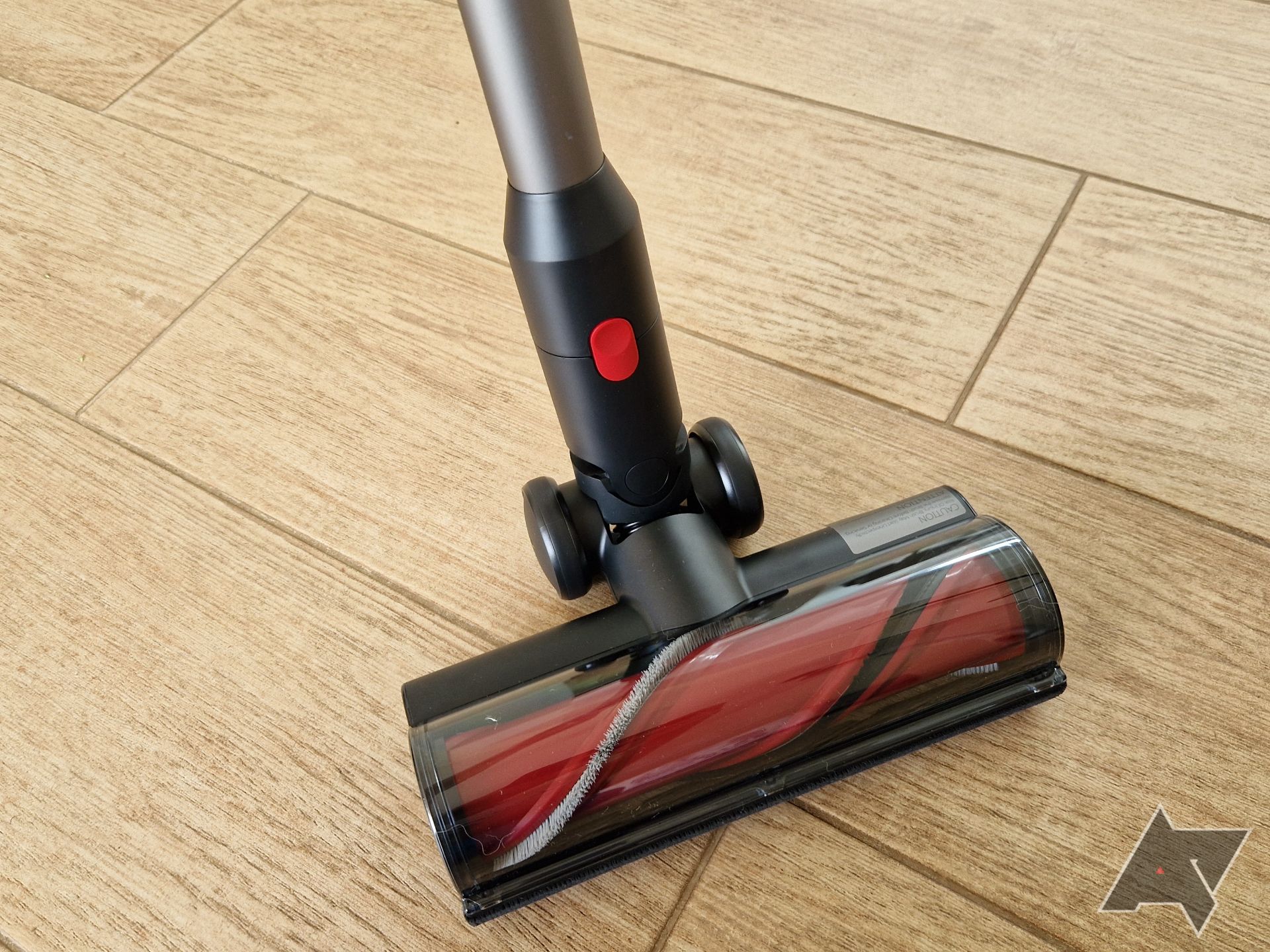 Picture of the Roborock Dyad Pro Combo's dry vacuum brush