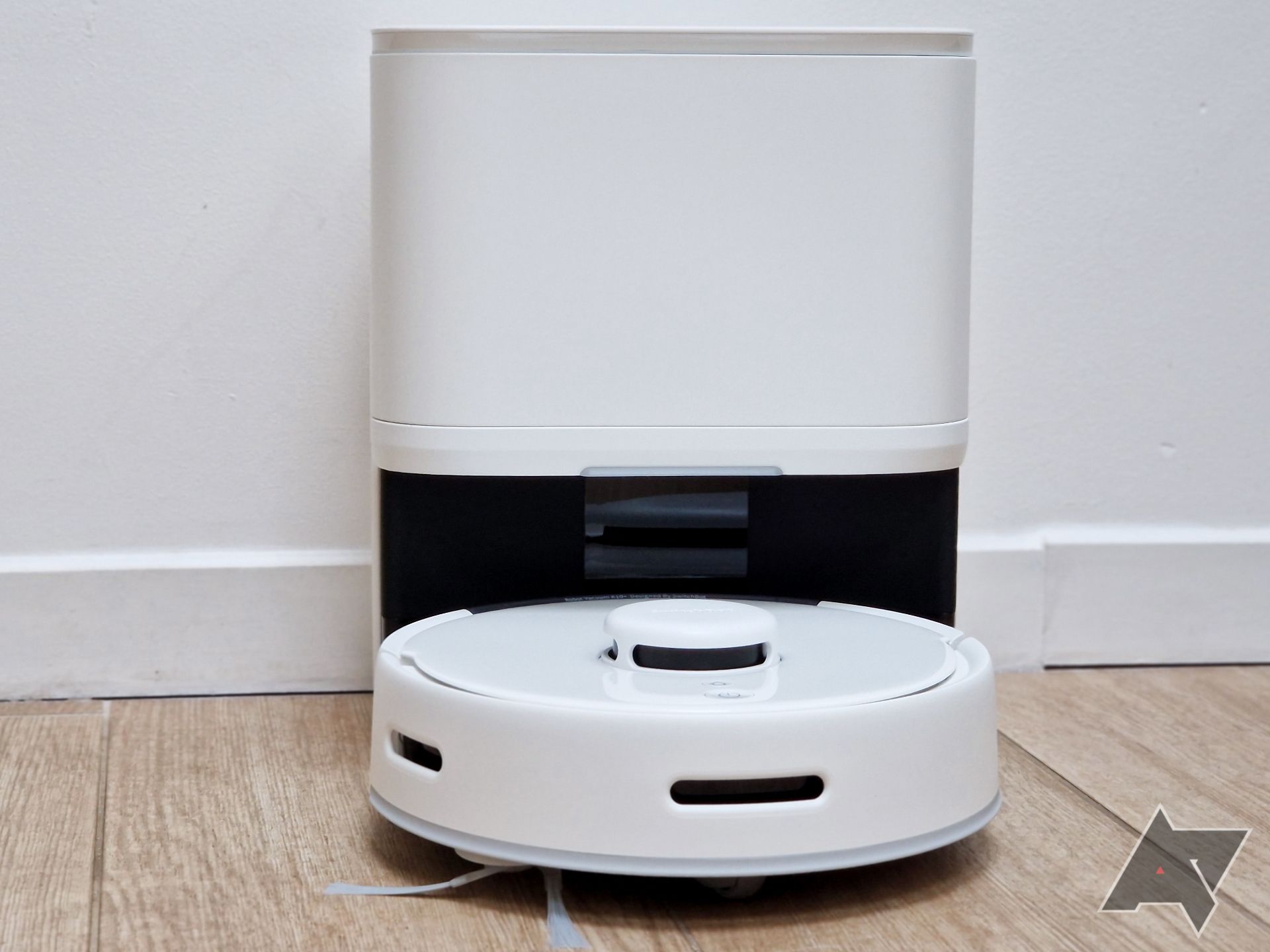 Picture of the SwitchBot K10+ Mini robot vacuum cleaner and its base station