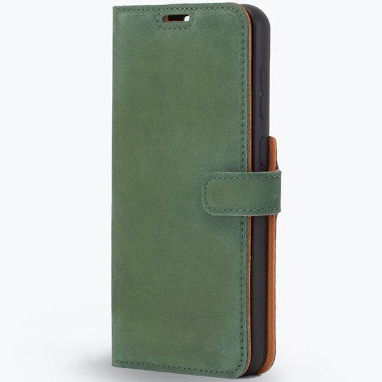 The closed front angle of the Bottle Green Snakehive Vintage Leather Wallet for Galaxy S24+