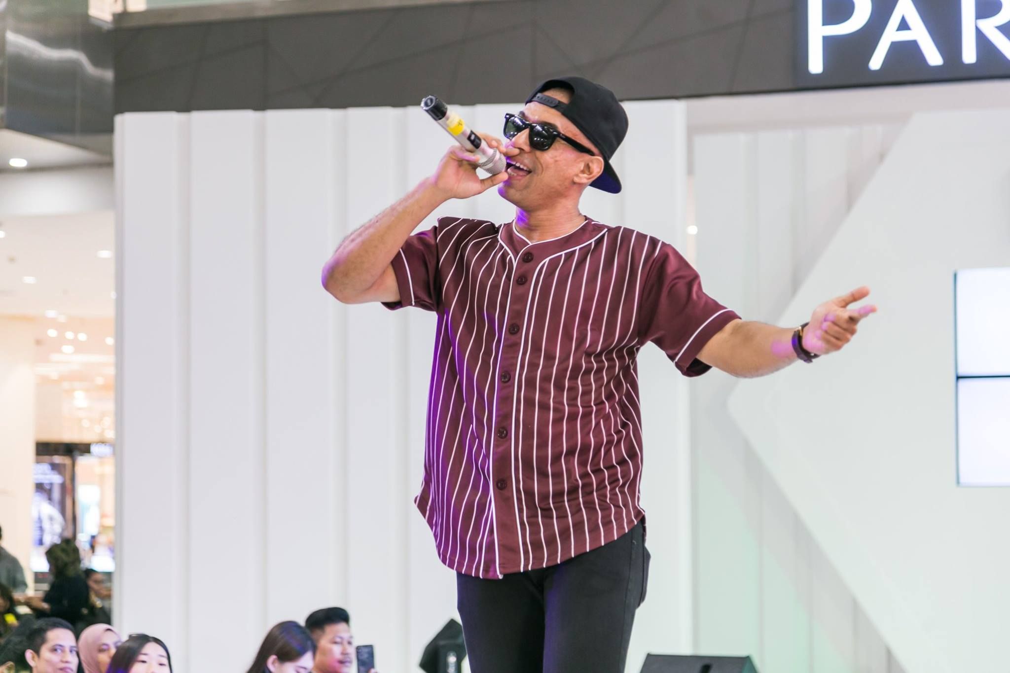 A photo of rapper Altimet performing