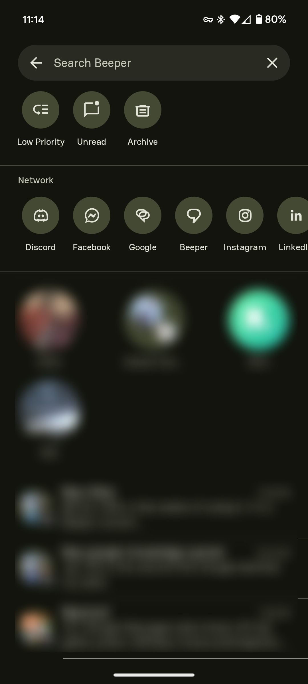 Tela principal do aplicativo Beeper com menu expandido da barra de pesquisa.