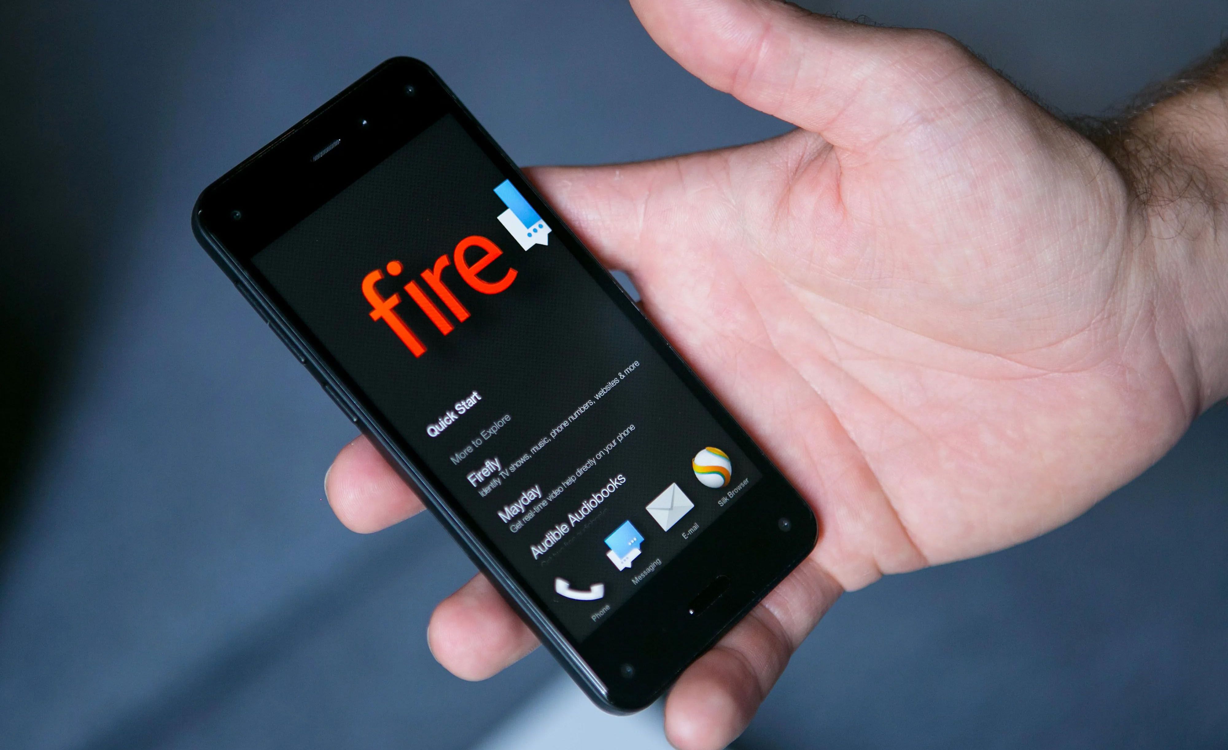 Amazon Fire Phone diletakkan di tangan seseorang.