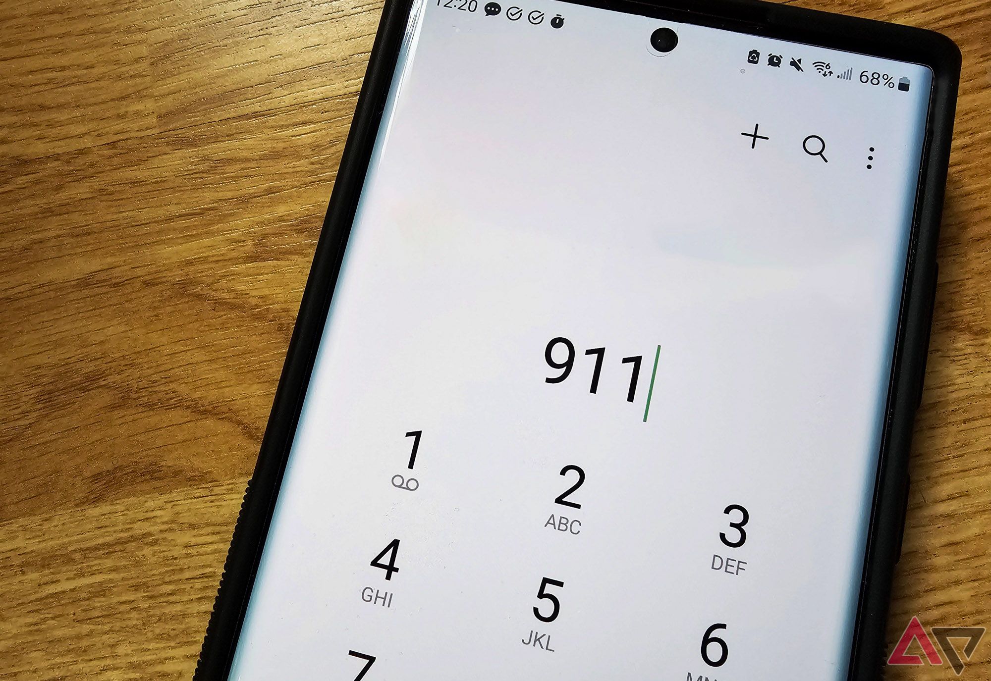 An Android phone dialing 911.