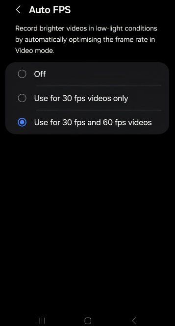 The screen shows options for automatically optimizing frame rates for video recording in low-light conditions, with choices for 30 fps and 60 fps