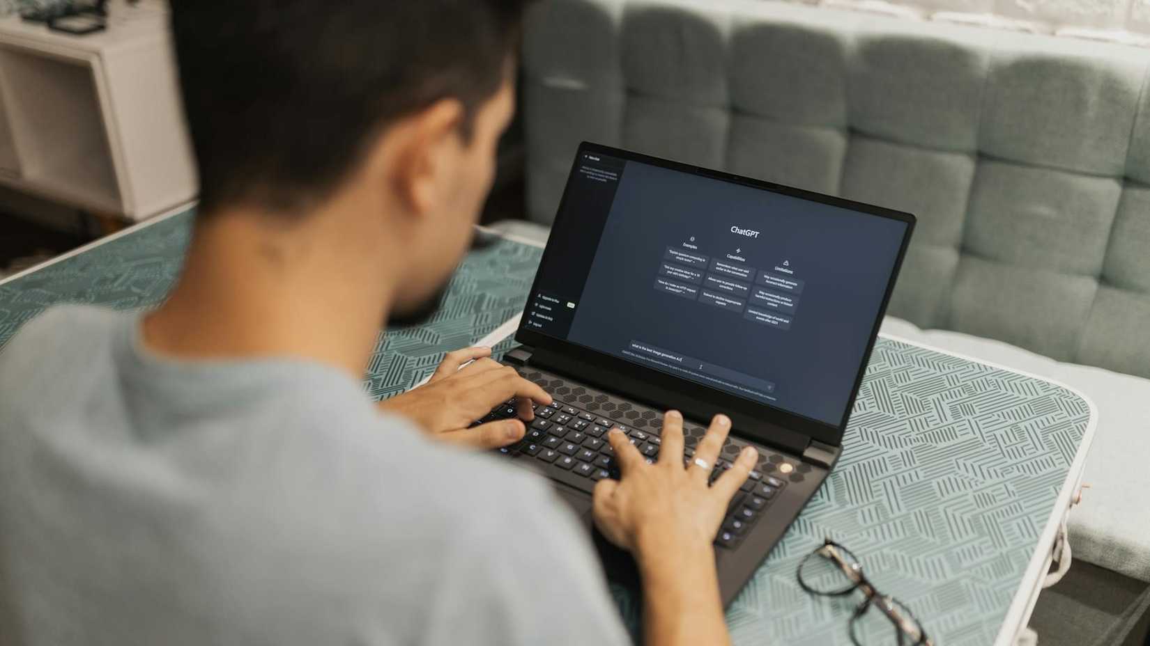 Uma pessoa que usa chatgpt em um laptop
