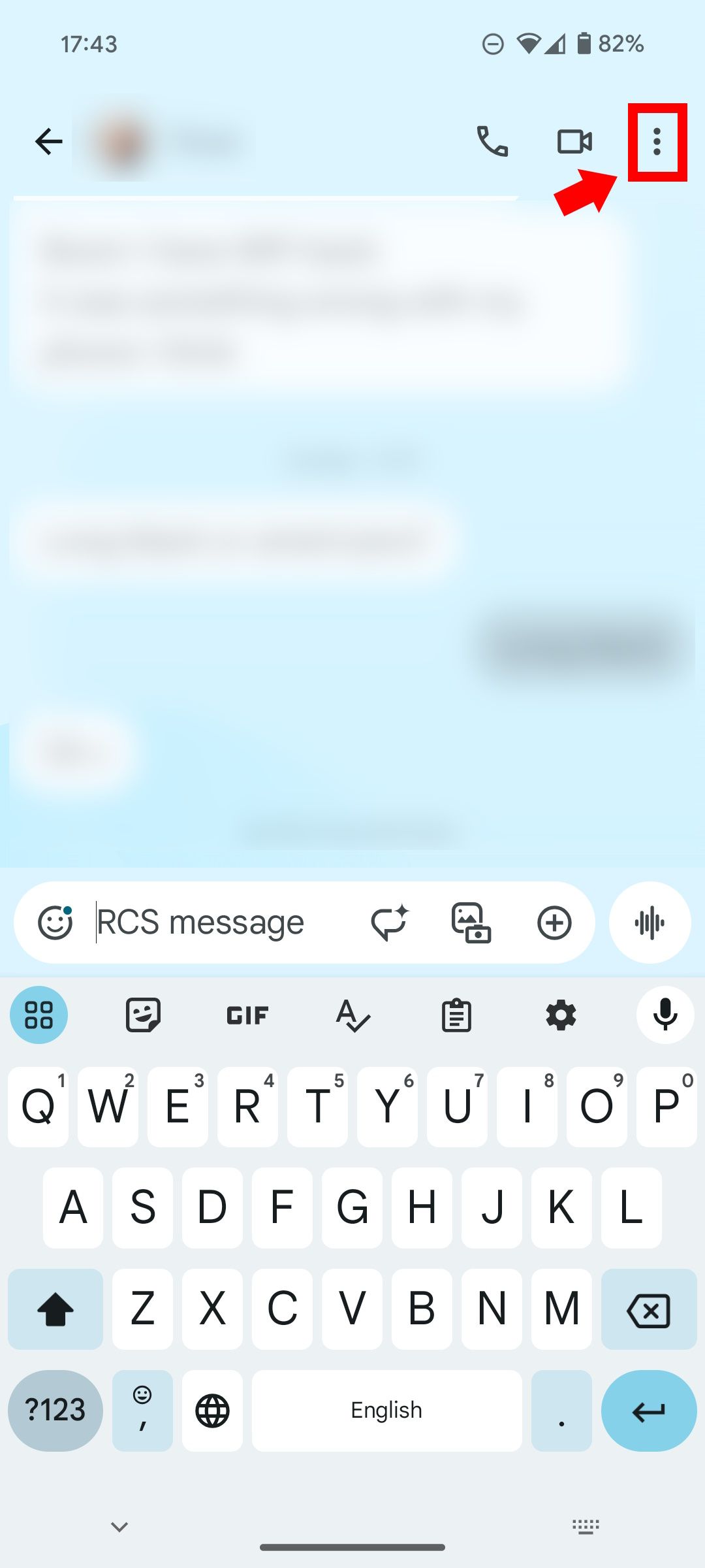 Panah merah solid menunjuk ke garis persegi panjang kecil berwarna merah di atas ikon tiga titik di sebelah kamera di Google Message pada ponsel Android