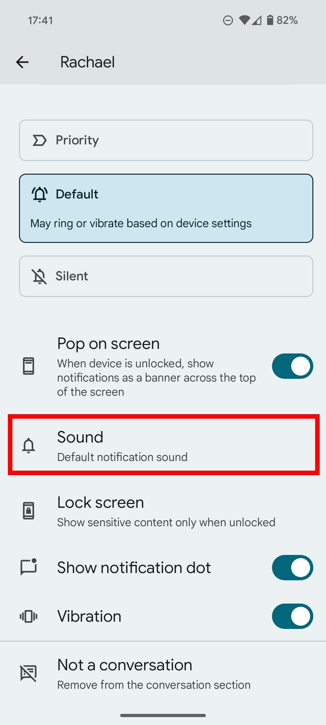 Garis persegi panjang berwarna merah menyorot opsi Suara pada pengaturan suara notifikasi pesan masuk di halaman Google Message di Android