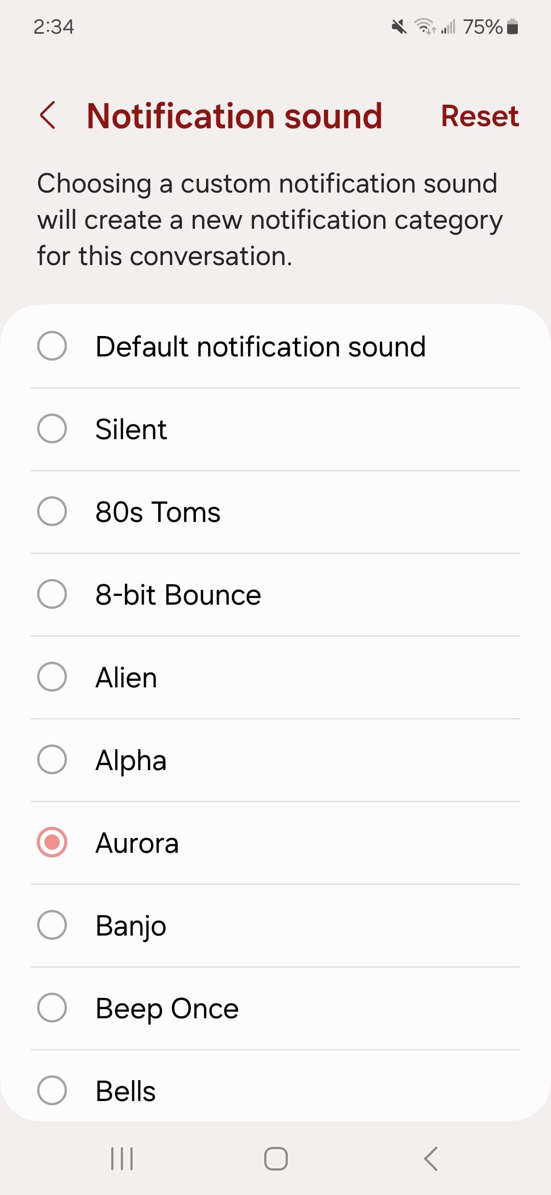 Layar suara notifikasi menampilkan opsi suara untuk kontak di Samsung Message di ponsel Samsung