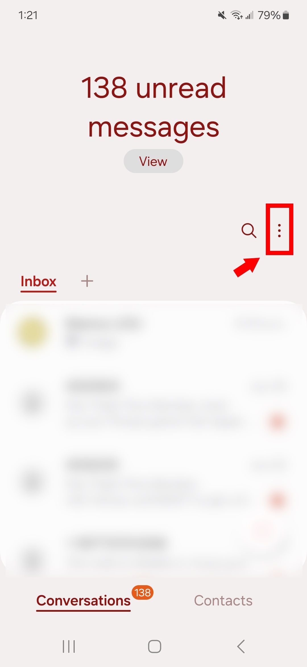 Panah merah solid menunjuk ke garis persegi panjang merah yang menyorot ikon tiga titik di Samsung Messages di ponsel Samsung