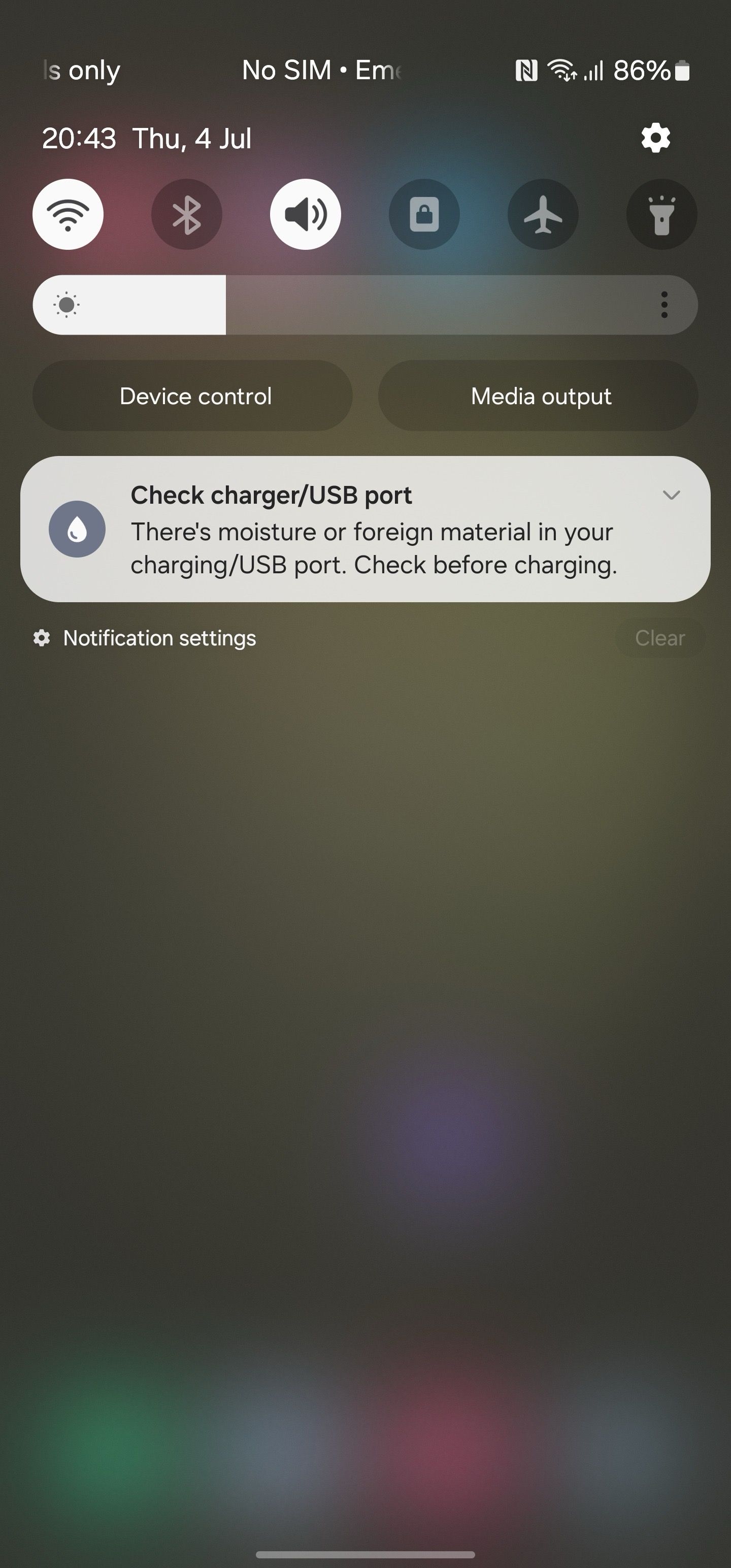 Una notificación para verificar el puerto USB en el teléfono Samsung