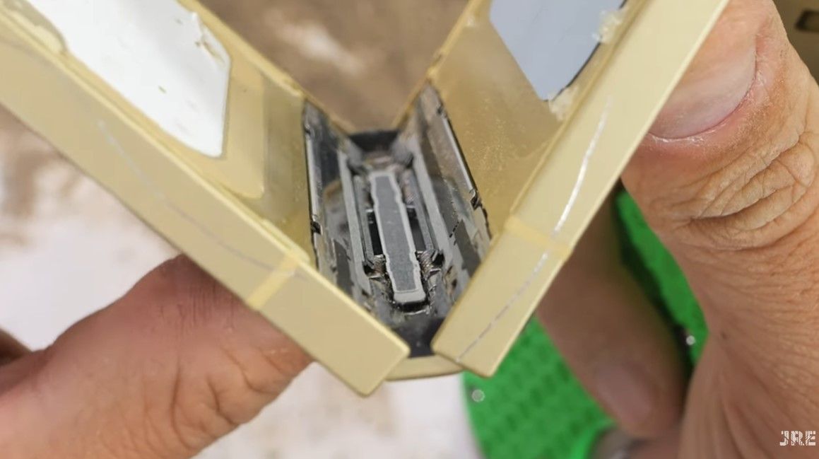 A screenshot from JerryRigEverything's Flip 6 teardown revealing the hinge from inside.