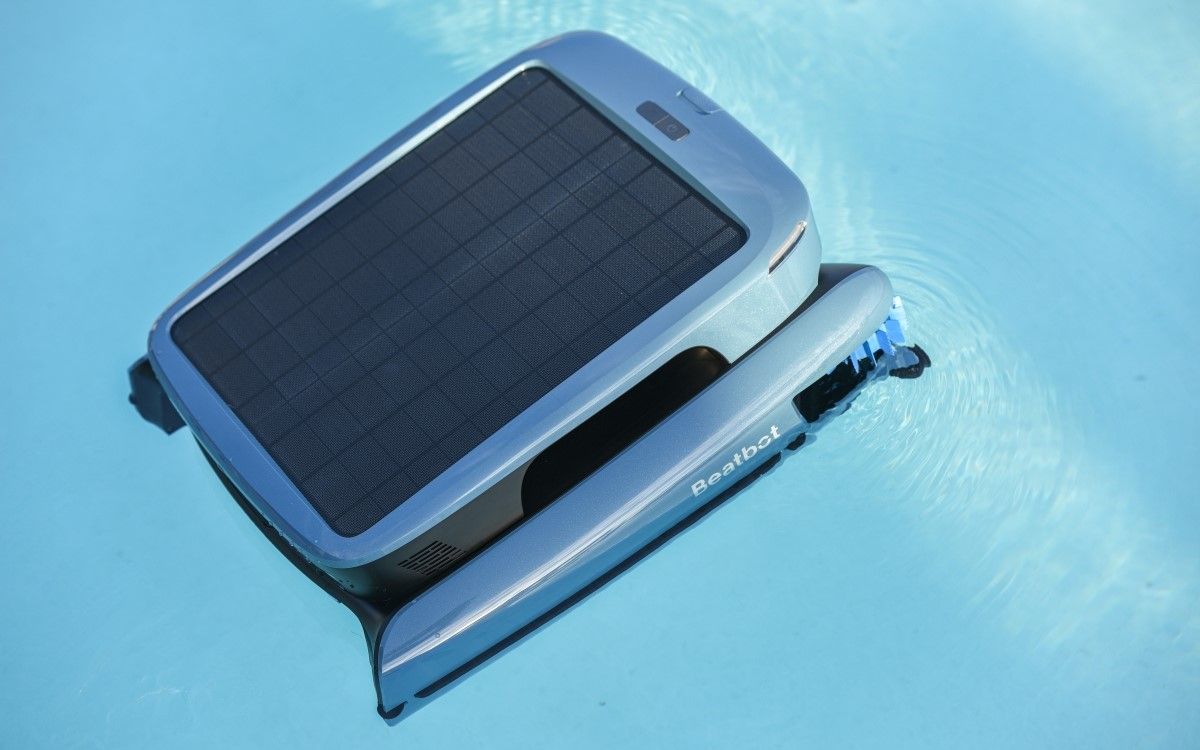 Beatbot iSkim Ultra with its overhead solar panel