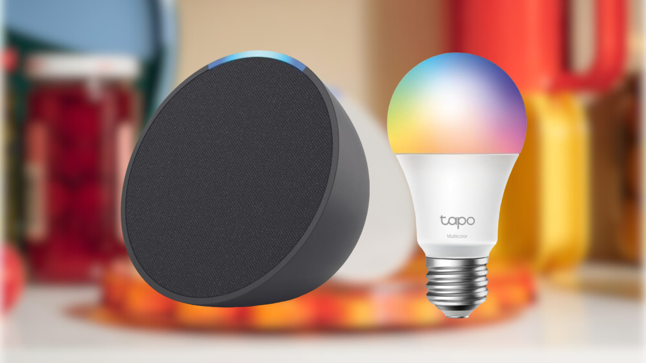 Amazon Echo Pop dengan bohlam pintar Tapo