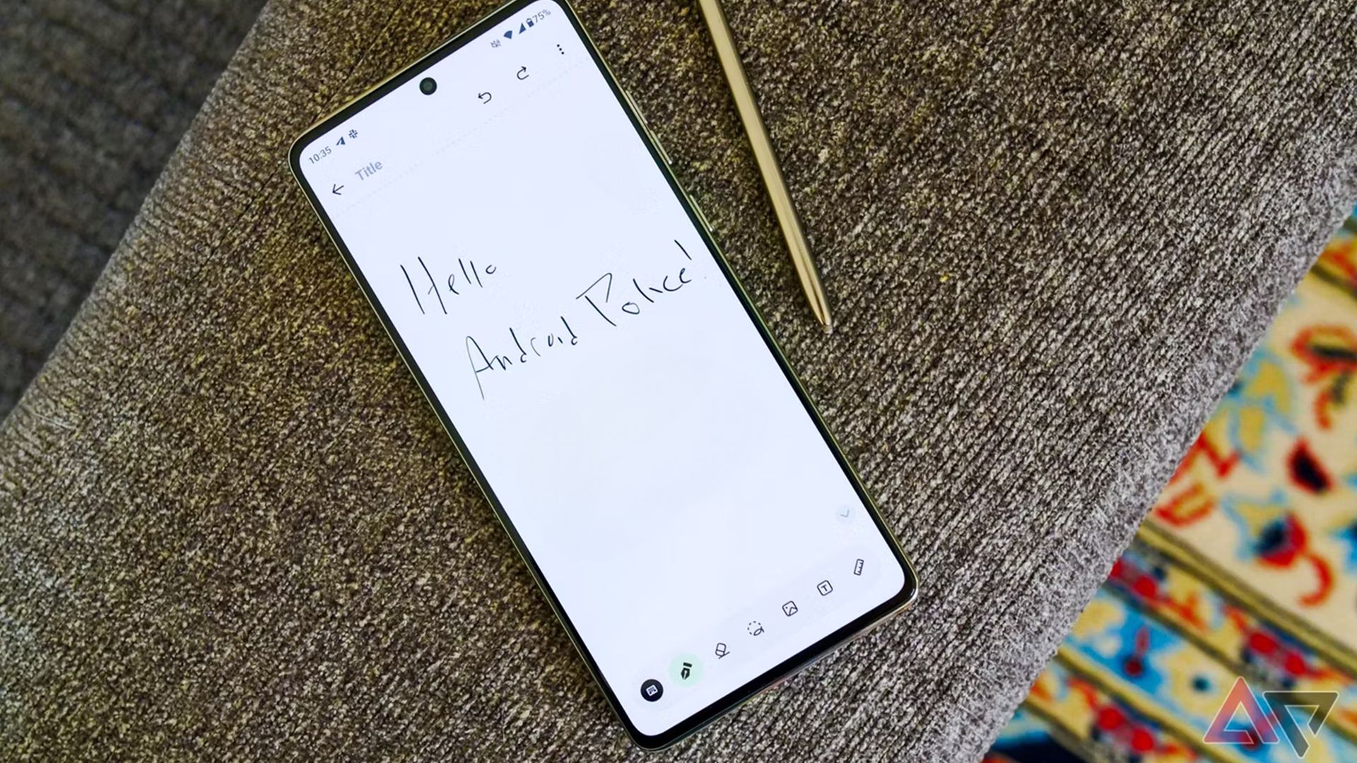 Một điện thoại Moto G Stylus 2024 với Hello Androidpolice được viết trên màn hình của nó.