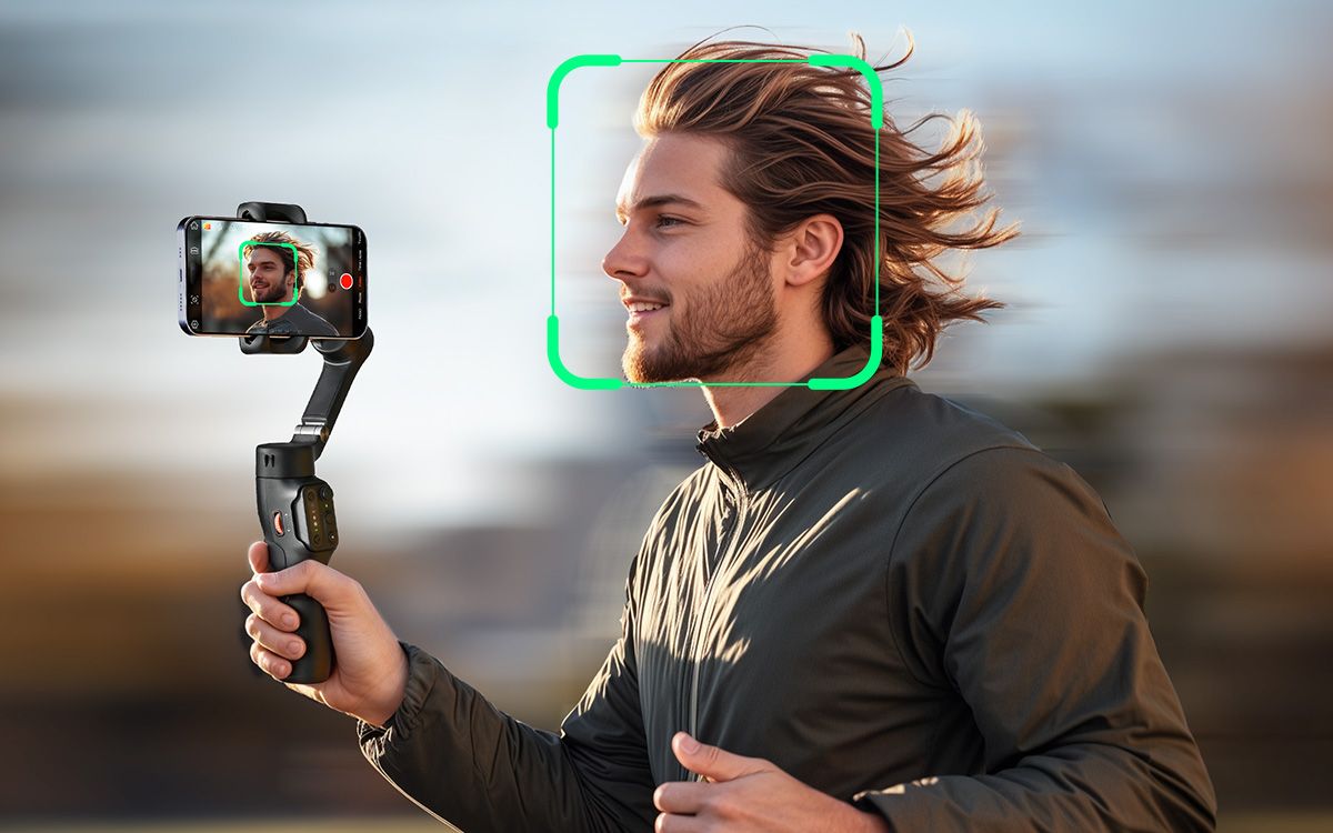 Man photographs himself using Hohem iSteady X3 SE with AI face tracking