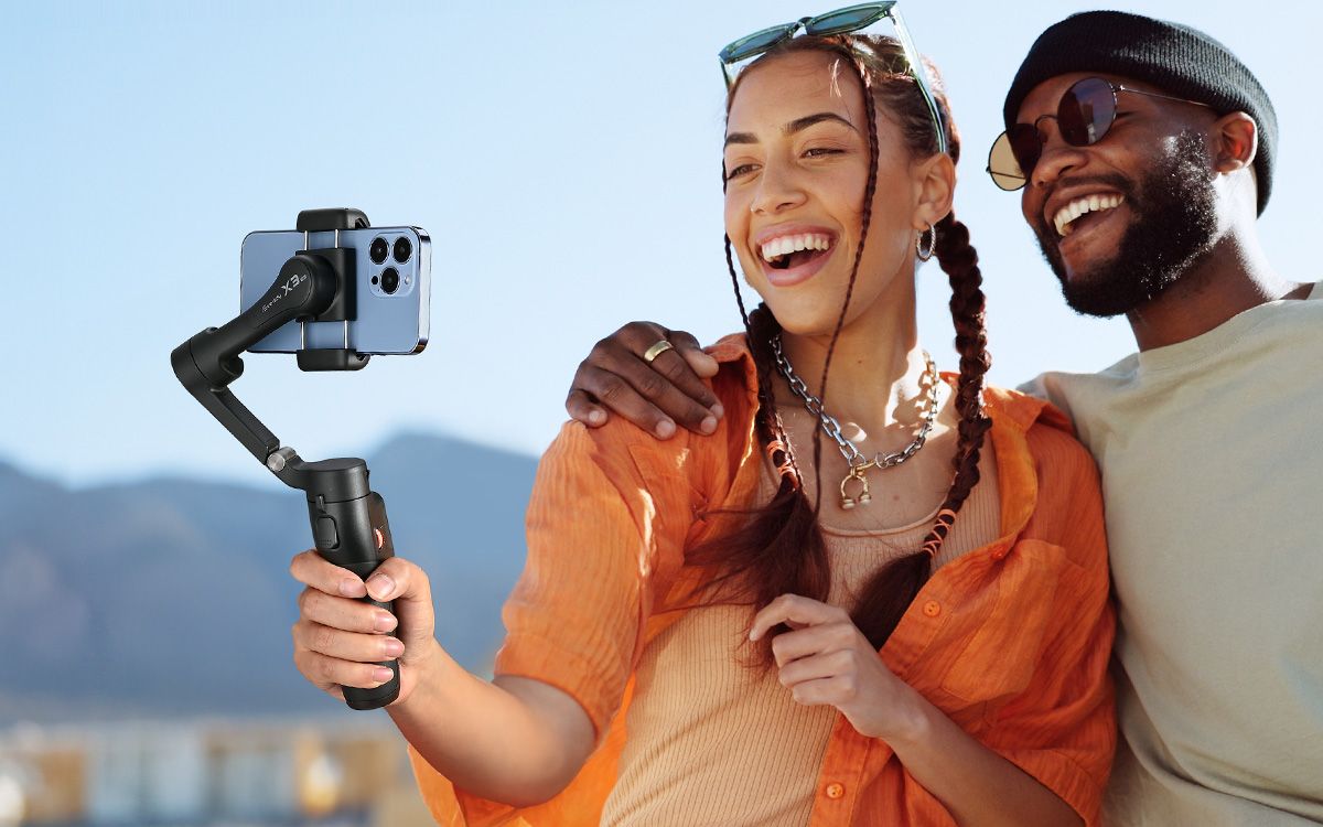 Two people taking selfies using Hohem iSteady X3 SE