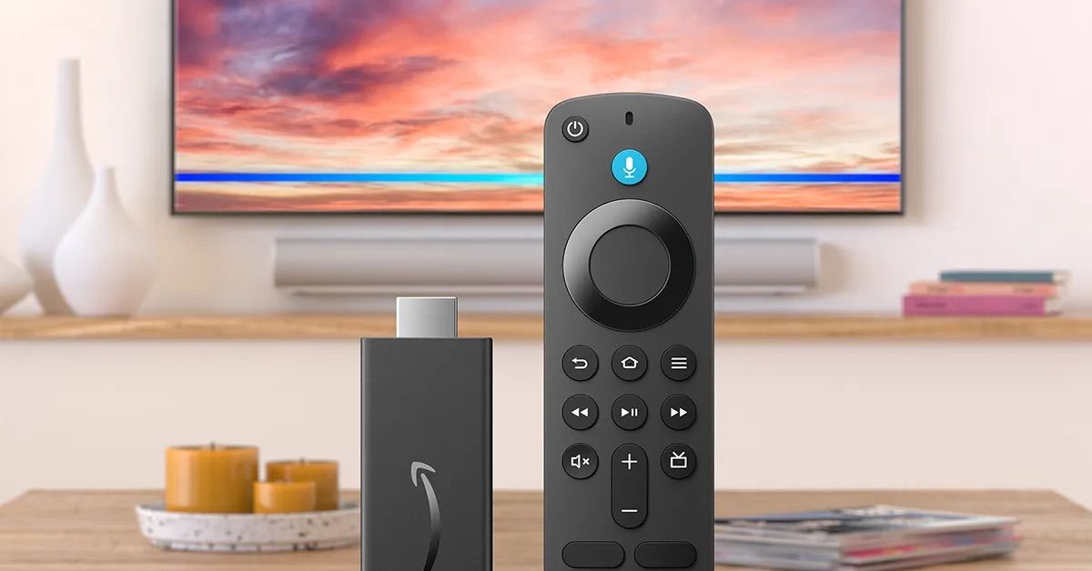 Hình Amazon Fire TV Stick HD và Alexa Voice Remote nằm cạnh nhau