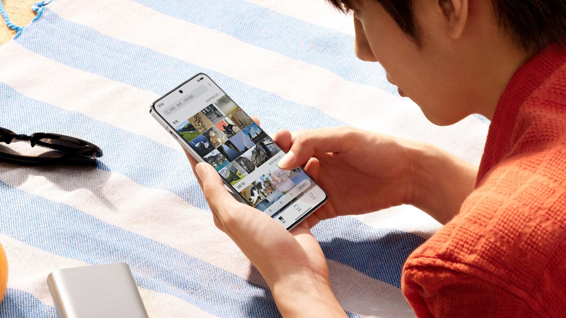 Someone holding a OnePlus 13