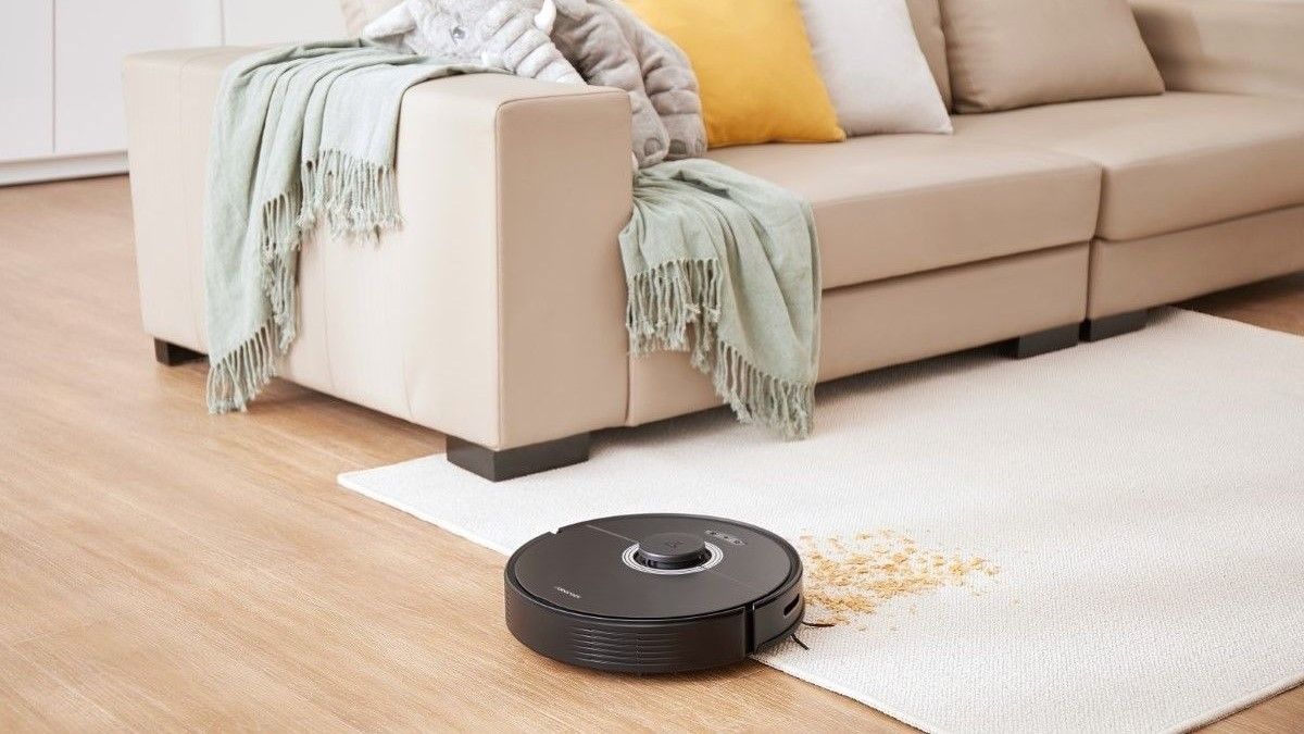 Roborock Q7 Max cleaning the mess on a carpet