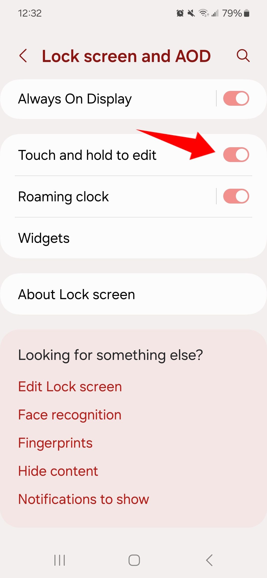 Red arrow pointing to Touch and hold to edit toggle in Lock screen and AOD settings