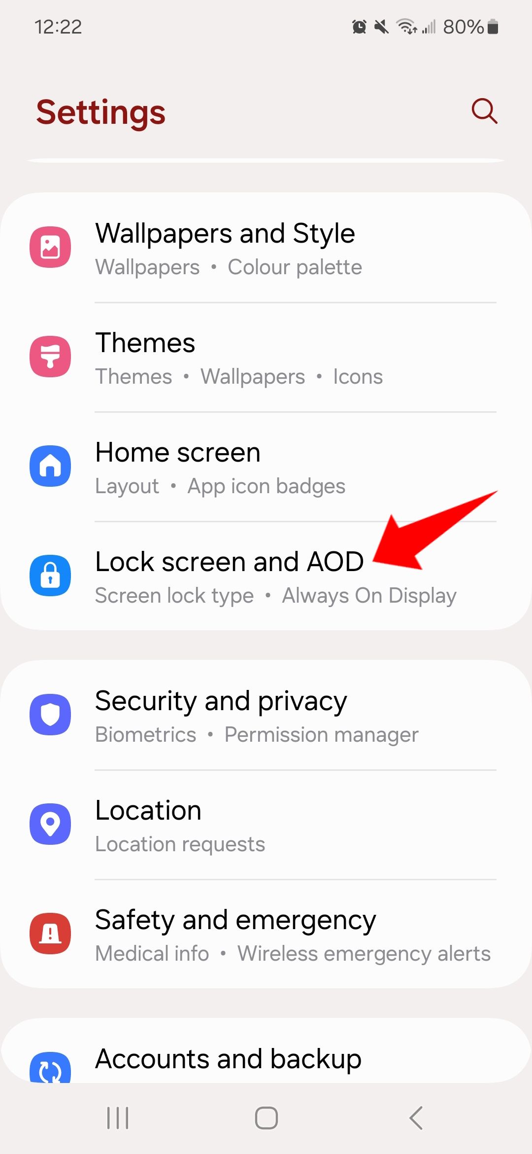 Red arrow pointing to Lock screen and AOD in Samsung settings