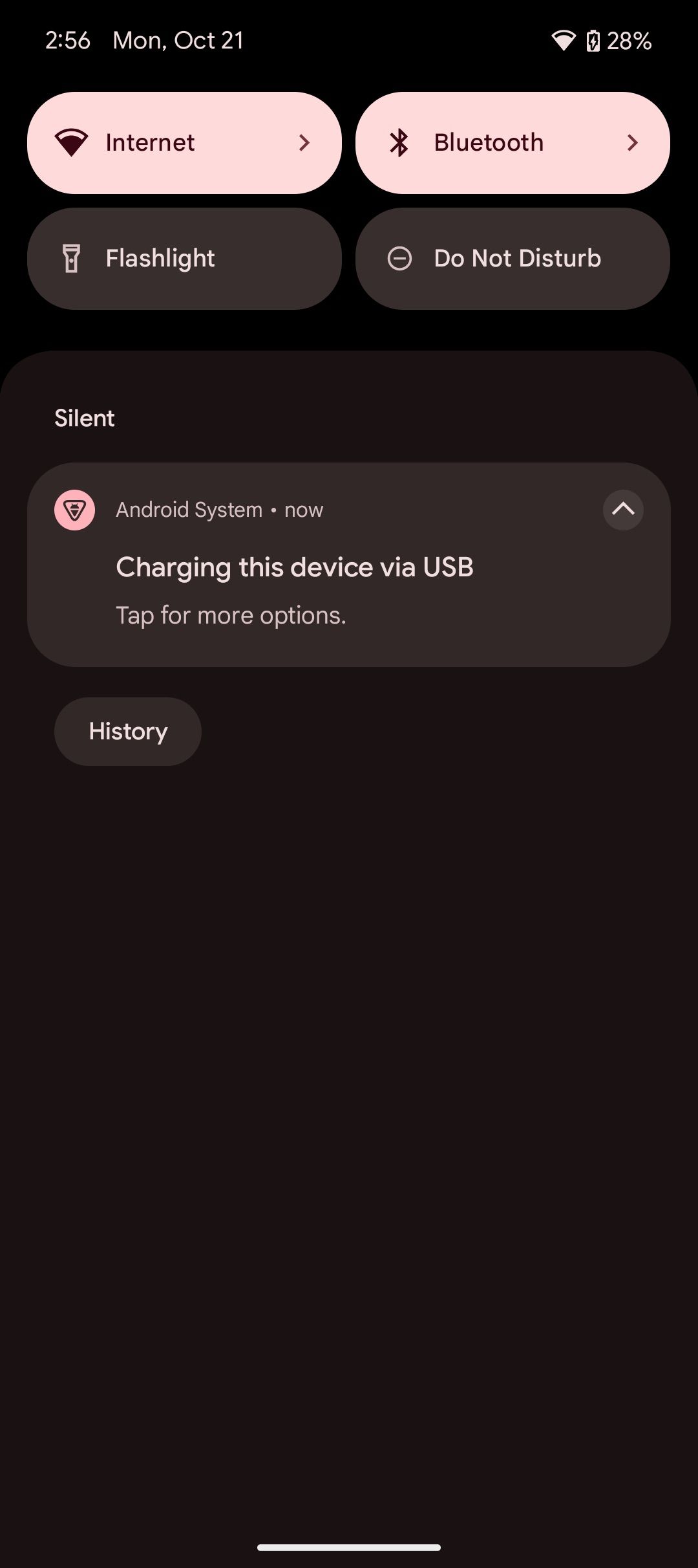 Android smartphone notification tray, USB connection notification highlighted