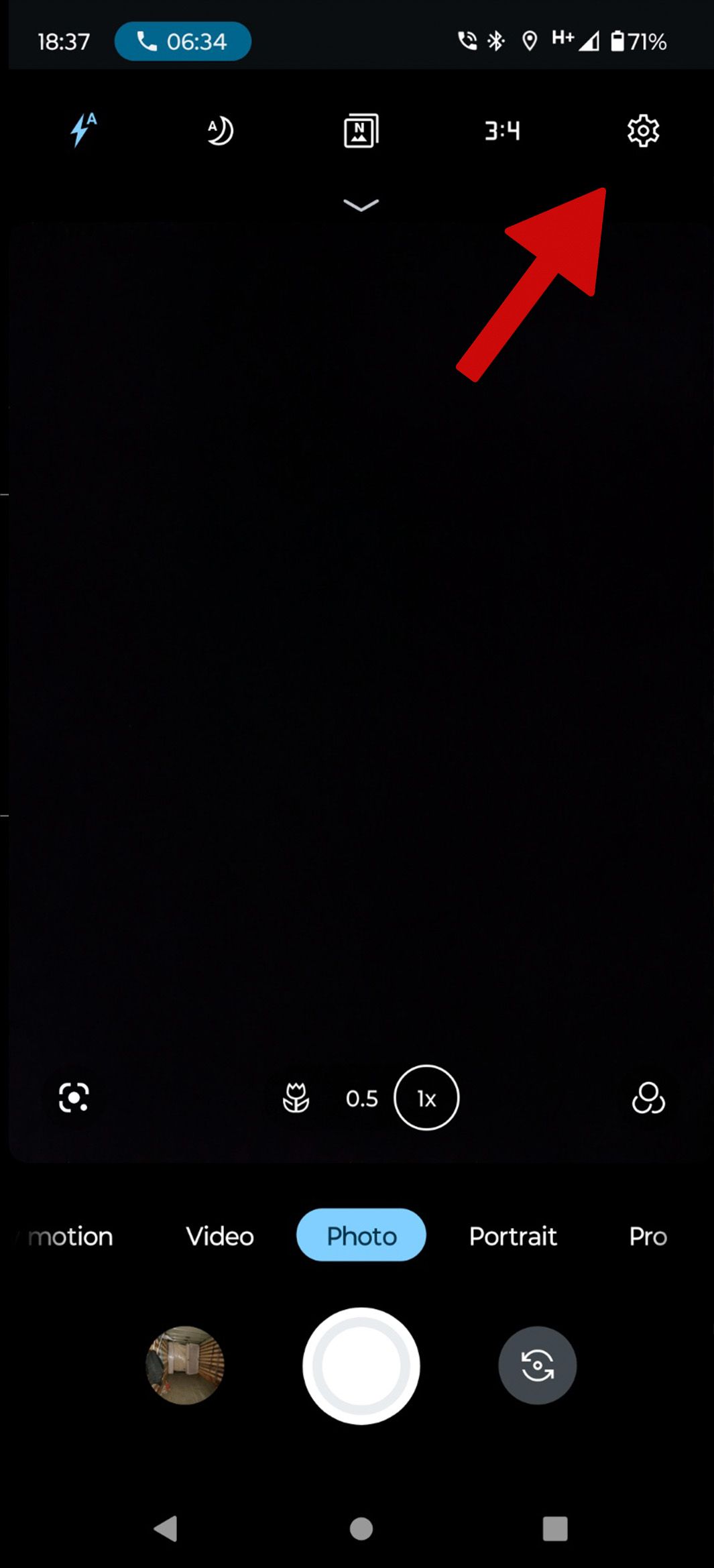 screenshot of motorola camera app with red arrow pointing at settings button